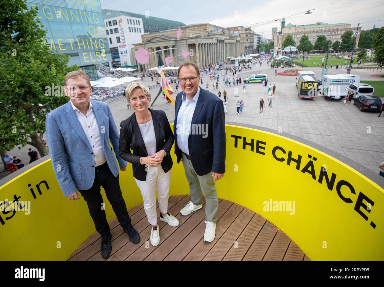 Stuttgart, Deutschland. 11. Juli 2023. Zum Start der Informations- und Werbekampagne "The Chänce" stehen Oliver Barta (l-r), Geschäftsführer des Dachverbands Baden-Württemberg, Nicole Hoffmeister-Kraut (CDU), Wirtschaftsminister Baden-Württemberg, und Kai Burmeister, Vorsitzender des DGB Baden-Württemberg, auf einem kleinen Aussichtsturm auf dem Schlossplatz. Kredit: Christoph Schmidt/dpa/Alamy Live News Stockfoto