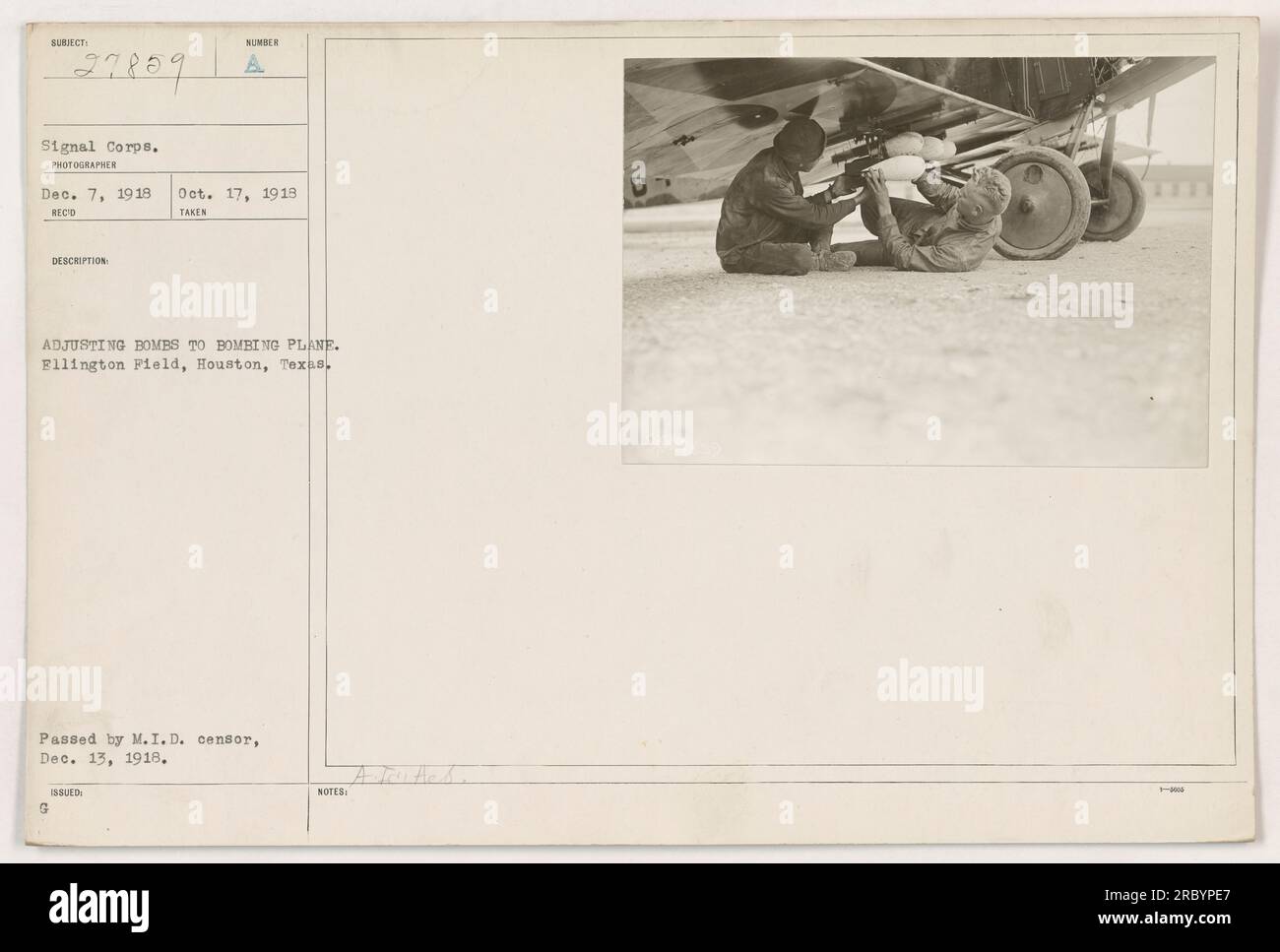 Amerikanische Soldaten am Ellington Field in Houston, Texas, sind auf diesem Foto zu sehen, wie sie Bomben auf einem Bombenflugzeug einstellen. Das Bild wurde von einem Fotografen des Signal Corps zwischen dem 7. Dezember 1918 und dem 17. Oktober 1919 aufgenommen. Dieses Foto wurde am 13. Dezember 1918 vom M.I.D.-Zensor genehmigt und anschließend ausgestellt. Stockfoto