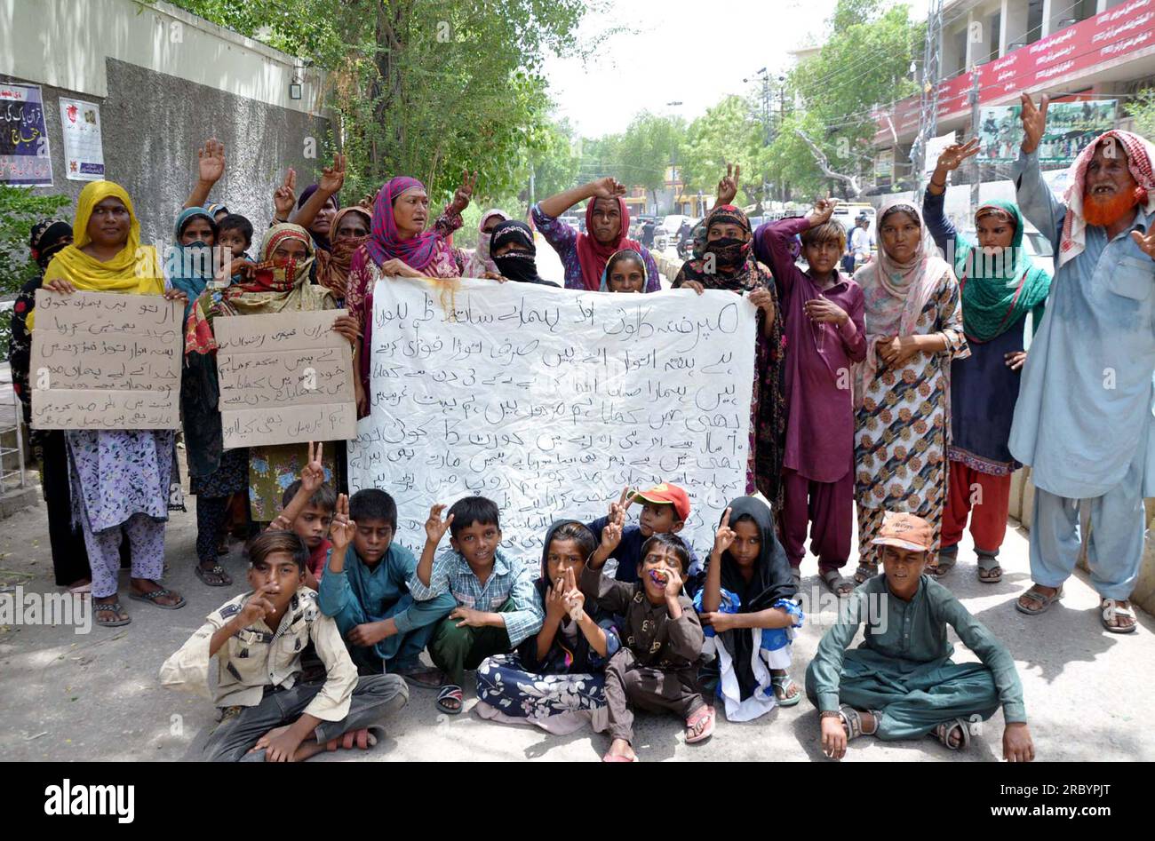 Die Bewohner der Otha-Kolonie halten Protestdemonstration gegen die große Händigkeit der Zufluss-Leute, die am Dienstag, den 11. Juli 2023, im Hyderabad Presseclub stattfindet. Stockfoto