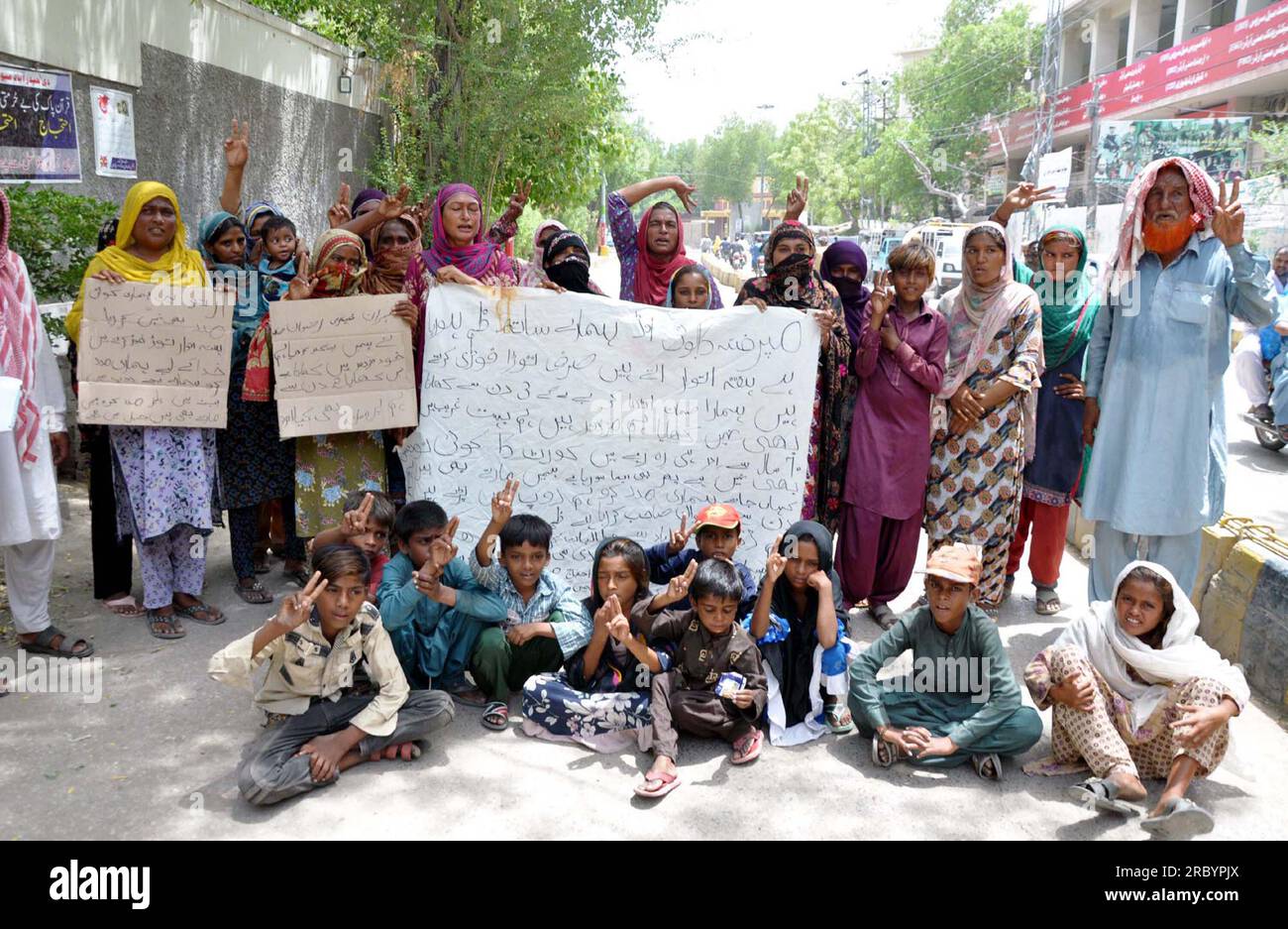 Die Bewohner der Otha-Kolonie halten Protestdemonstration gegen die große Händigkeit der Zufluss-Leute, die am Dienstag, den 11. Juli 2023, im Hyderabad Presseclub stattfindet. Stockfoto