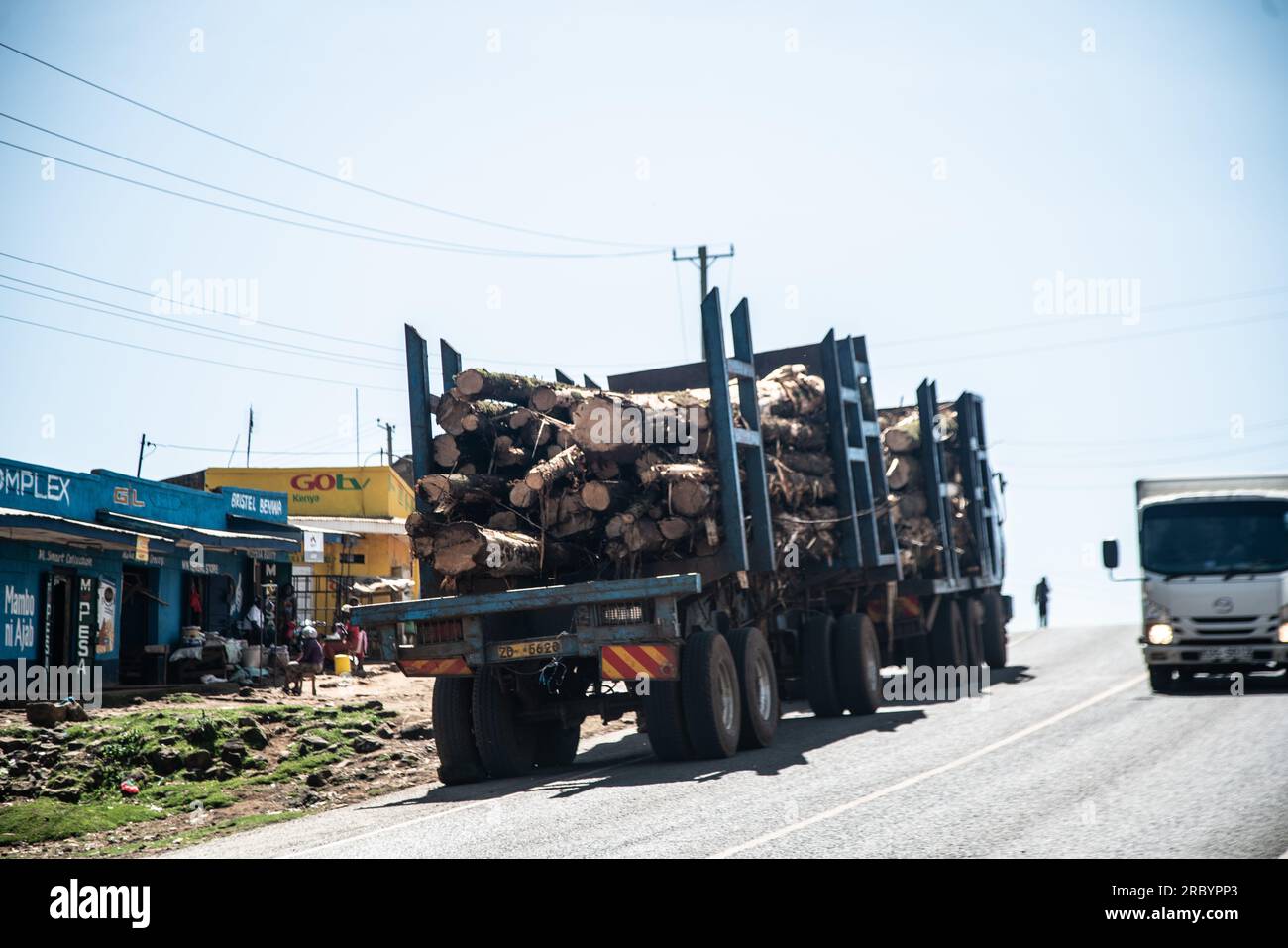 Ein gestürzter Truck, der Holzstämme transportiert, gesehen auf einer Autobahn in Elburgon bei Nakuru City. Anfang dieses Monats kündigte William Ruto, der Präsident Kenias, die Aufhebung eines sechsjährigen Verbots für die Ernte von Bäumen aus öffentlichen Wäldern und Gemeinschaftswäldern an, ein Schritt, der den Aufruhr von Umweltgruppen geweckt hat, die vor möglichen langfristigen Folgen für die Umwelt warnen. Stockfoto