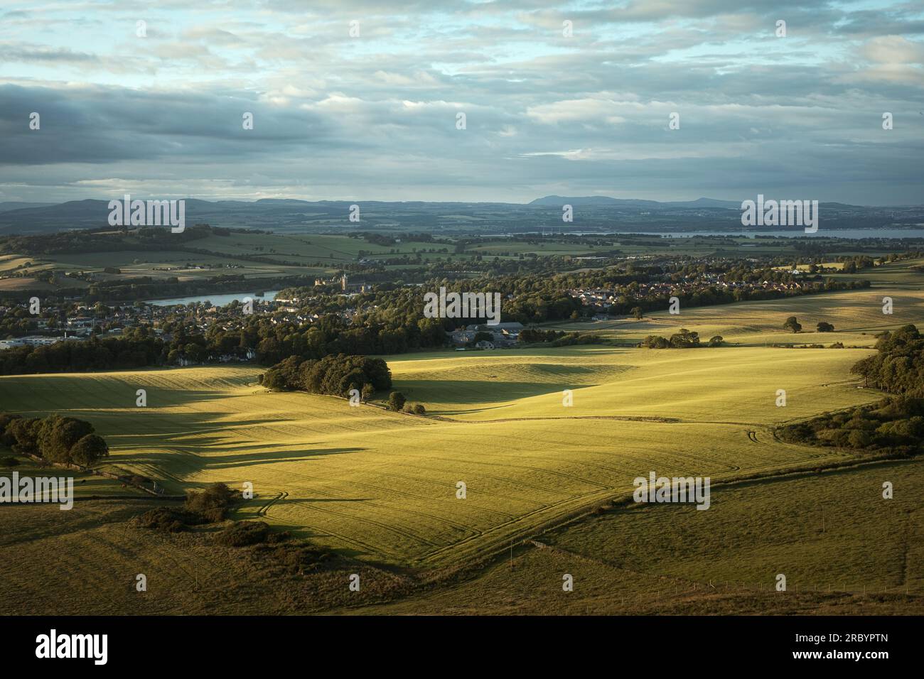 Blick auf eine ländliche schottische Landschaft und Stadt mit Schloss am Morgen. Linlithgow. Schottland Stockfoto