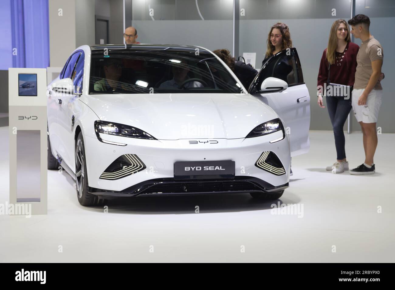 Barcelona, Spanien - 14. Mai 2023: BYD-Siegel auf der Automobile Barcelona 2023 in Barcelona, Spanien. Stockfoto