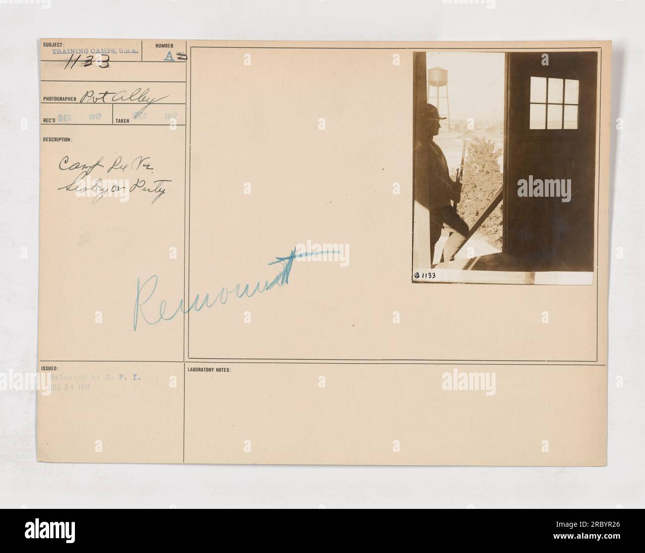 Soldaten in Camp Lee, VA, während des Ersten Weltkriegs üben Trainingstätigkeiten aus. Das Bild zeigt eine Gruppe von Soldaten in Militäruniformen, die an einer Übung teilnehmen. Die Soldaten marschieren in Formation, mit ihren Gewehren in einheitlicher Weise. Stockfoto