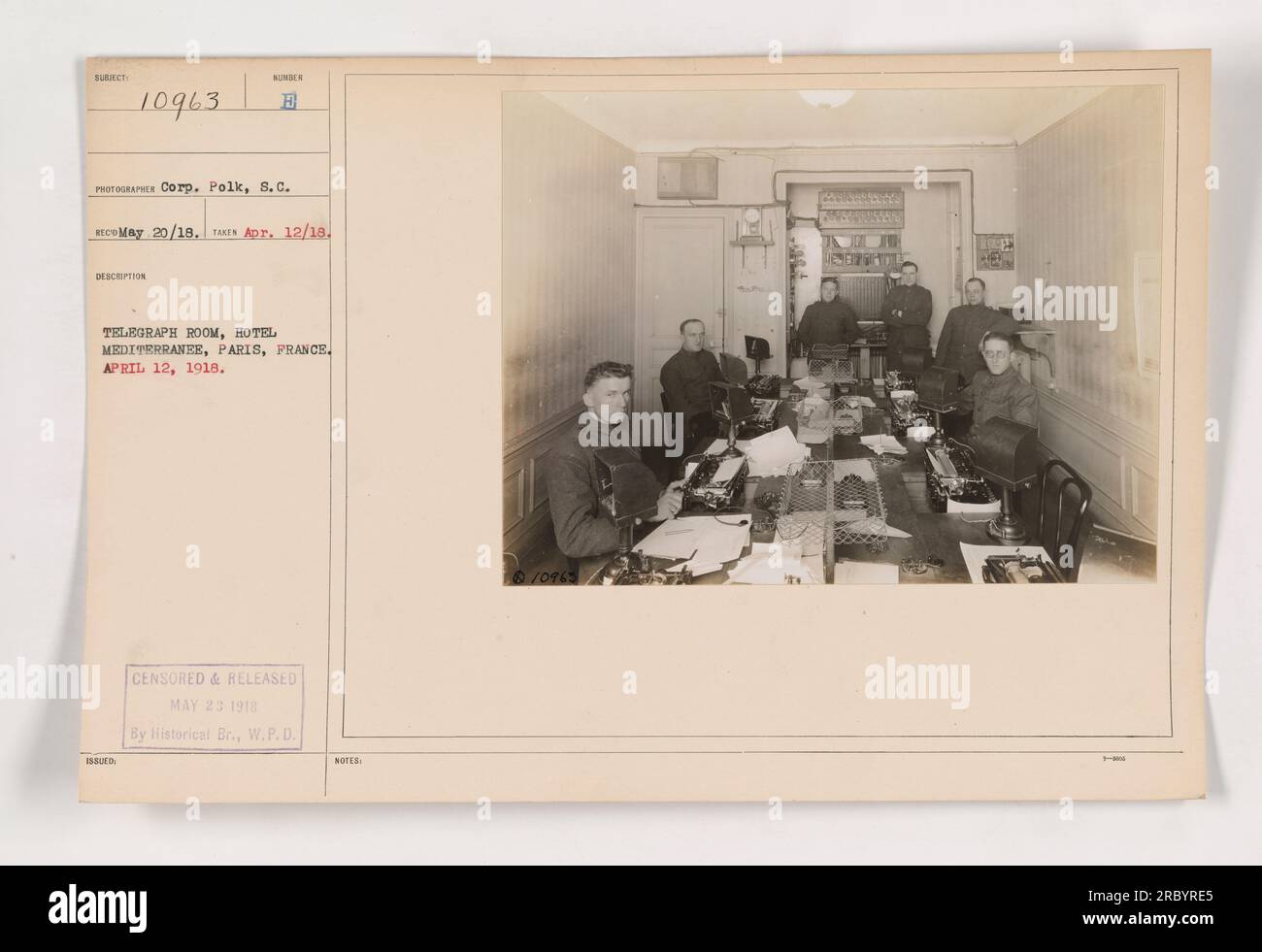 Telegraph Room im Hotel Mediterranee, Paris, Frankreich. Ausgestellt am 12. April 1918. Das Foto zeigt einen Raum, in dem Telegramme während des Ersten Weltkriegs gesendet und empfangen wurden. Zensiert und veröffentlicht am 23. Mai 1918, von Historical Branch, W.P.D. Stockfoto