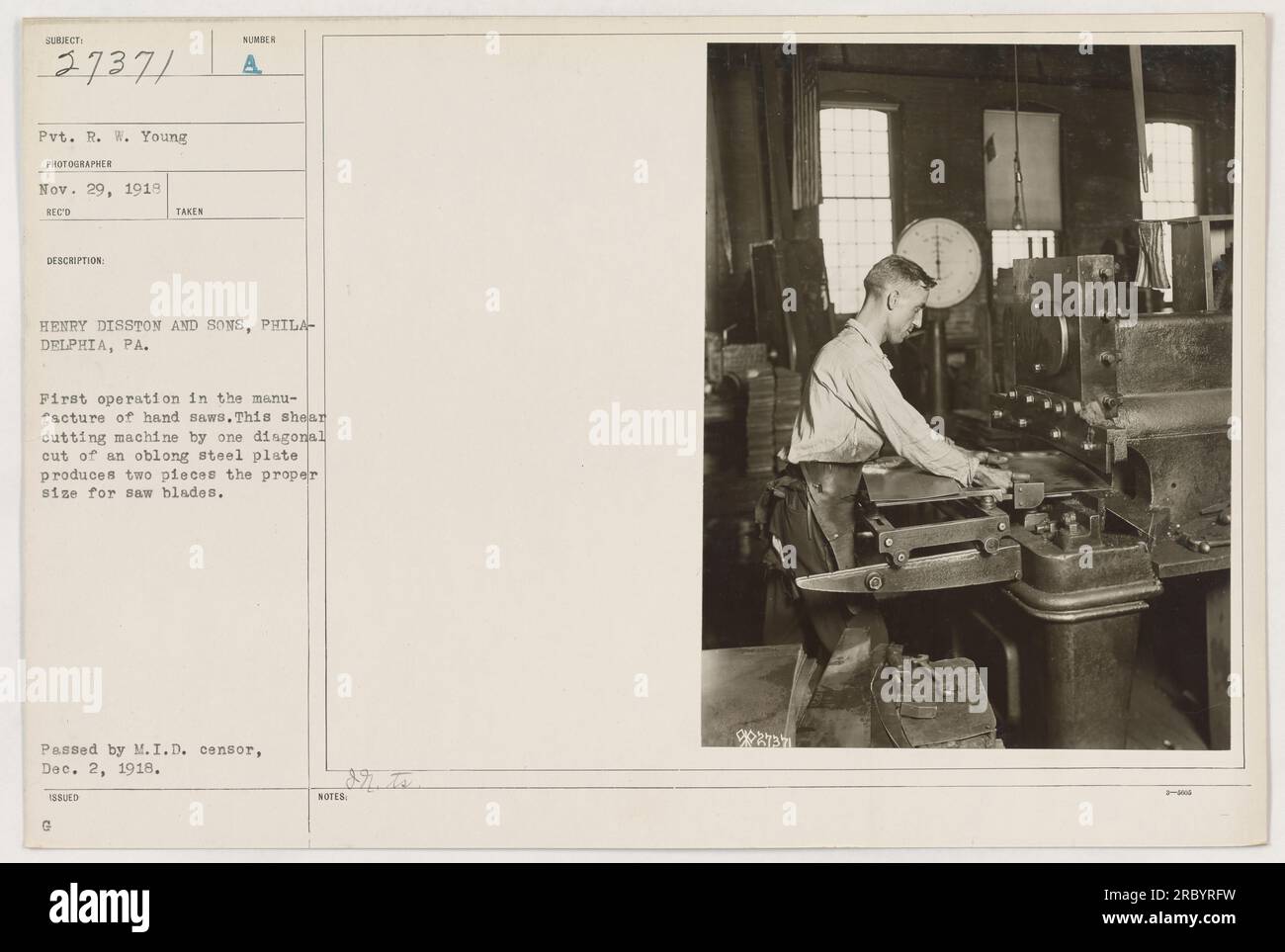 Pvt. R. W. Young hat am 29. November 1918 ein Bild einer Schermaschine bei Henry Disston and Sons in Philadelphia, PA, aufgenommen. Die Maschine wurde im ersten Schritt der Herstellung von Handsägen verwendet, wo sie zwei Stücke der richtigen Größe für Sägeblätter durch einen diagonalen Schnitt einer länglichen Stahlplatte produzierte. Das Foto wurde später vom M.I.D.-Zensor genehmigt und erhielt die Identifikationsnummer 90273. Stockfoto