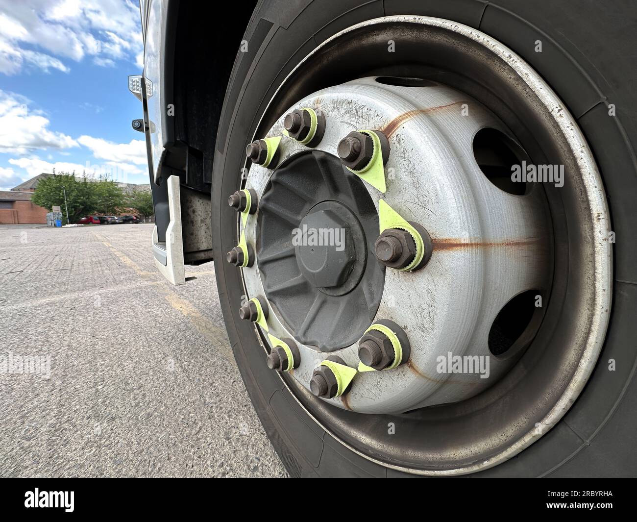 Die Anzeigen für Rad, Reifen und Muttern des Lkws zeigen Mängel an der Spannmutter Stockfoto