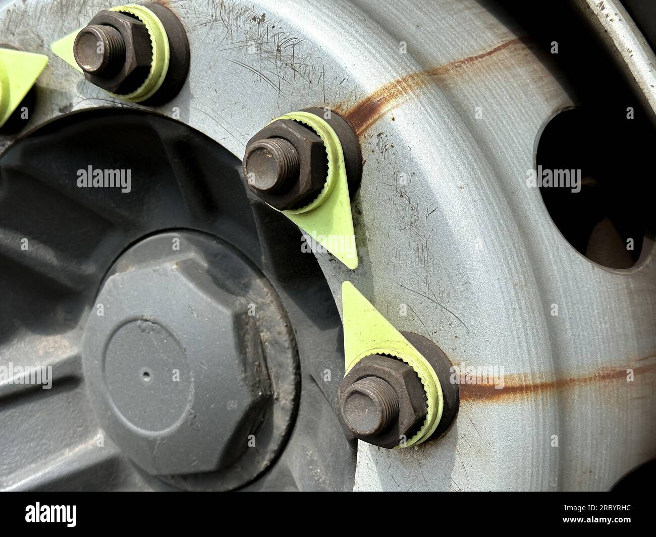 Die Anzeigen für Rad, Reifen und Muttern des Lkws zeigen Mängel an der Spannmutter Stockfoto