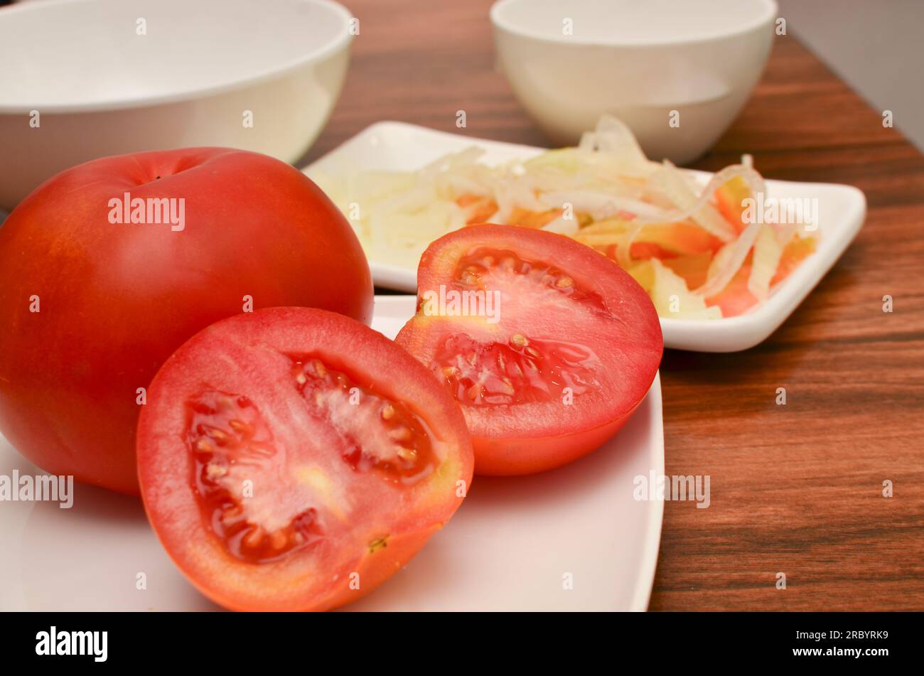 Nahaufnahme frischer roter Tomaten, perfekt, um Ihren Rezepten Farbe und Geschmack hinzuzufügen. Stockfoto