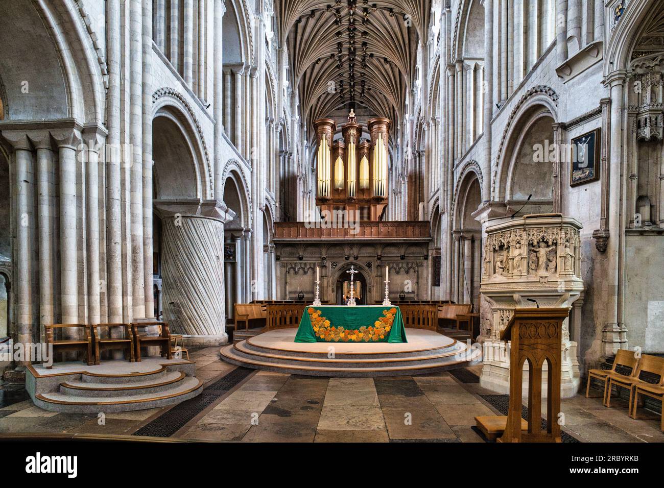 Norwich Cathedral Anve, Kanzel, Altar und Orgel Stockfoto