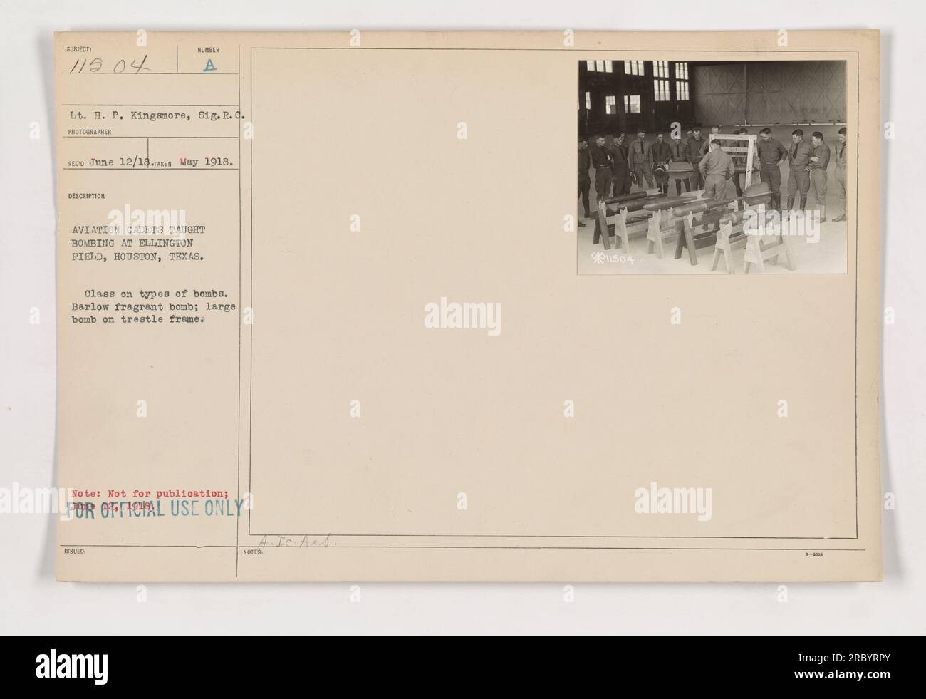 Flugzeugkadetten am Ellington Field in Houston, Texas, werden über verschiedene Arten von Bomben während des Ersten Weltkriegs unterrichtet. Auf dem Foto sehen sie eine Barlow-duftende Bombe und eine große Bombe auf einem Stützrahmen. Dieses Bild trägt die Bezeichnung 111-SC-11504 und wurde von LT. H. P. Kingmore von Sig.R.C. aufgenommen Das erfasste Datum ist der 12. Juni 1918. Stockfoto