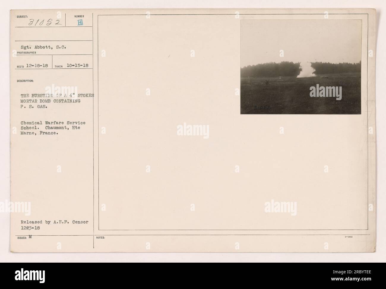 Sgt. Abbott fängt den Moment ein, in dem eine 4' Stokes-Mörtelbombe mit P.S.-Gas bei einer Demonstration in der Chemical Warfare Service School in Chaumont, hte Marne, Frankreich, platzt. Dieses Foto wurde von der A.E.F. veröffentlicht Zensor am 18. Dezember 1918. Stockfoto