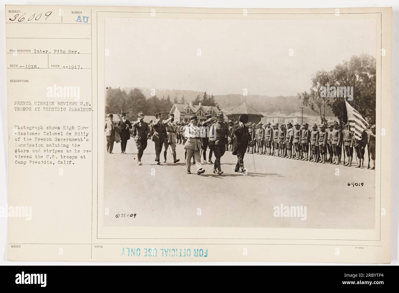 Der französische Kommissar Oberst de Billy begrüßt die amerikanische Flagge, während er die US-Truppen in Camp Presidio, Kalifornien, überprüft. Das Foto wurde 1917 im Rahmen des Besuchs der französischen Mission in den USA aufgenommen. Dieses Bild wird als Dokument 031009 mit Bezug auf CO 64019 herausgegeben. Stockfoto