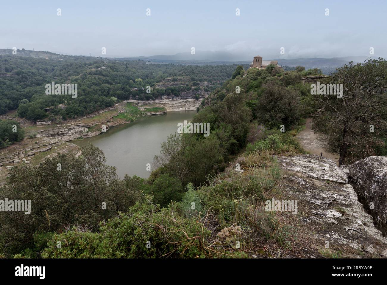 Flussufer des Flusses Ter und Kloster Sant Pere de Casserres. Stockfoto