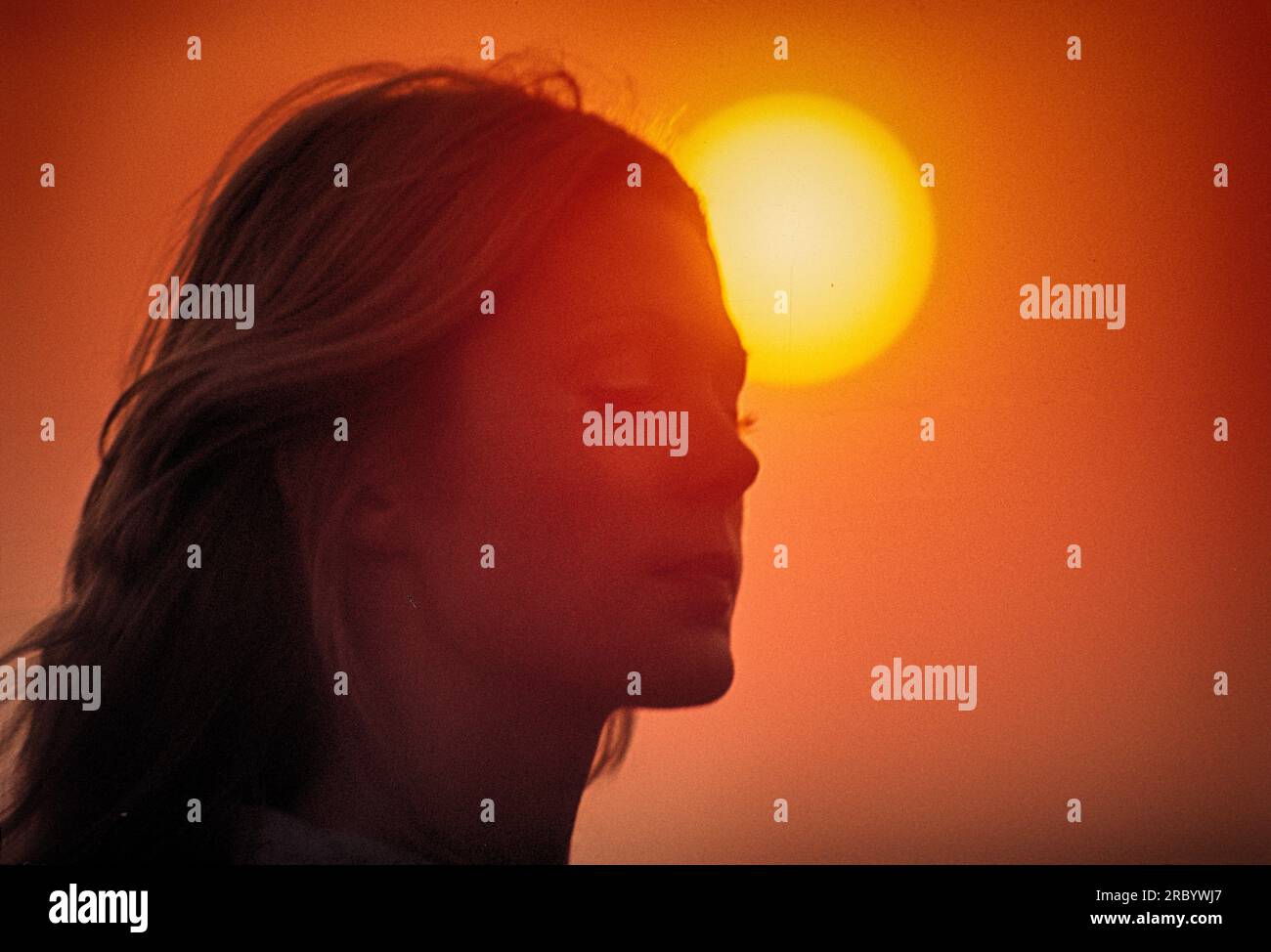 Profil Porträt weibliches Gesicht vor der Sonne heißes Ambiente träumen Stockfoto