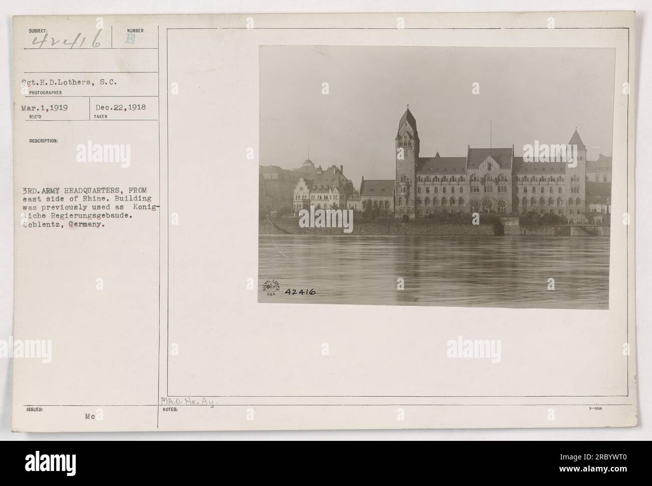 Sgt. H.D. Lothers, S.C., fotografiert am 1. März 1919, in Rico. Das Bild zeigt Lothers im 3. Armeehauptquartier auf der Ostseite des Rheins. Das Gebäude war früher das Königliche Regierungsgebaude in Coblents. Dieses Foto ist mit der Identifizierungsnummer B Dez. 22, 1918 gekennzeichnet und hat die begleitenden Hinweise: 42416 Hi peale pleple. Stockfoto