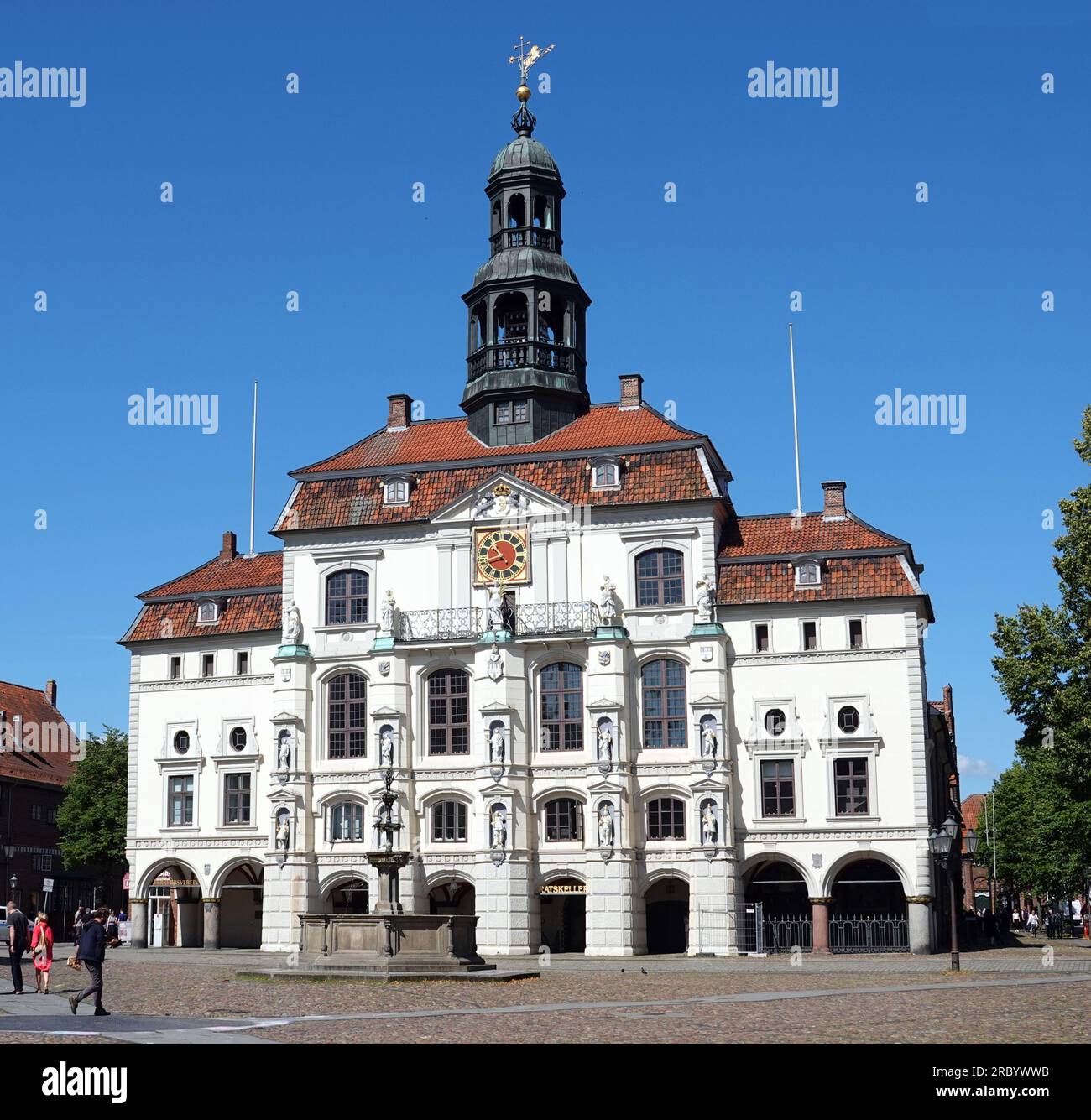 Lüneburg - 7. Juli 2023 das alte Rathaus von Lüneburg. Die Fassade dieses mittelalterlichen Gebäudes wurde 1720 fertiggestellt Stockfoto