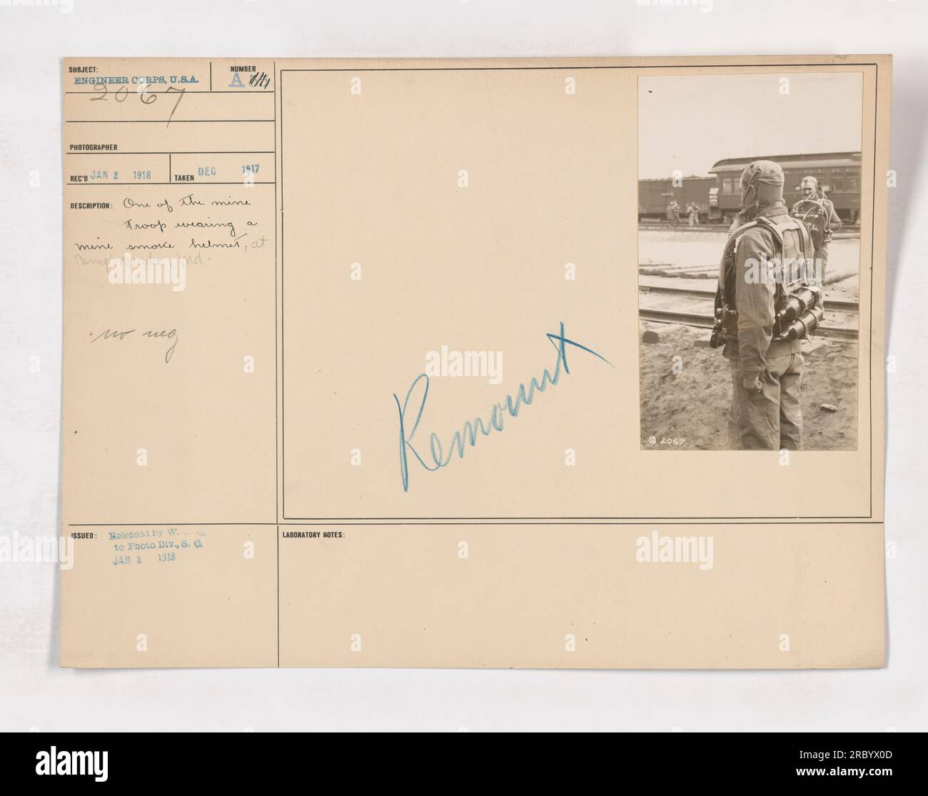 Ein Mitglied der Mine-Truppe in Camp Meade, Maryland, trägt einen Minen-Rauchhelm. Dieses Foto wurde am 2. Dezember 1917 aufgenommen. Die negative Zahl für dieses Bild ist 2067. Stockfoto