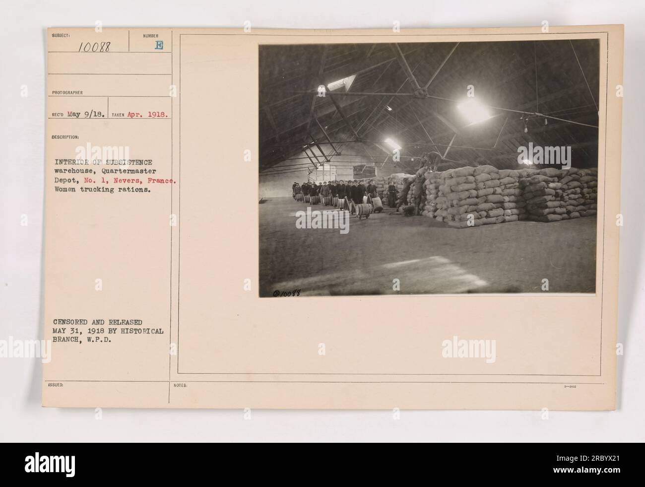 Innenraum eines Subsistenzlagers im Quartermaster Depot, Nr. 1 in Nevers, Frankreich. Das Foto wurde im April 1918 aufgenommen und zeigt Frauen, die Rationen für den Spediteur haben. Es wurde zensiert und am 31. Mai 1918 von der Historischen Abteilung W.P.D. veröffentlicht Stockfoto