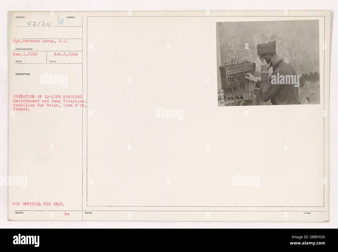 Sgt. Bernard Levey betreibt eine Monocord-Telefonzentrale mit 12 Leitungen und ein Camp-Telefon in Chatillon Sur seine, Cote d'Or, Frankreich. Das am 1. März 1919 aufgenommene Foto wurde am 5. November 1918 ausschließlich zur amtlichen Verwendung herausgegeben. Levey ist einer der Telefonisten auf dem Bild. Stockfoto