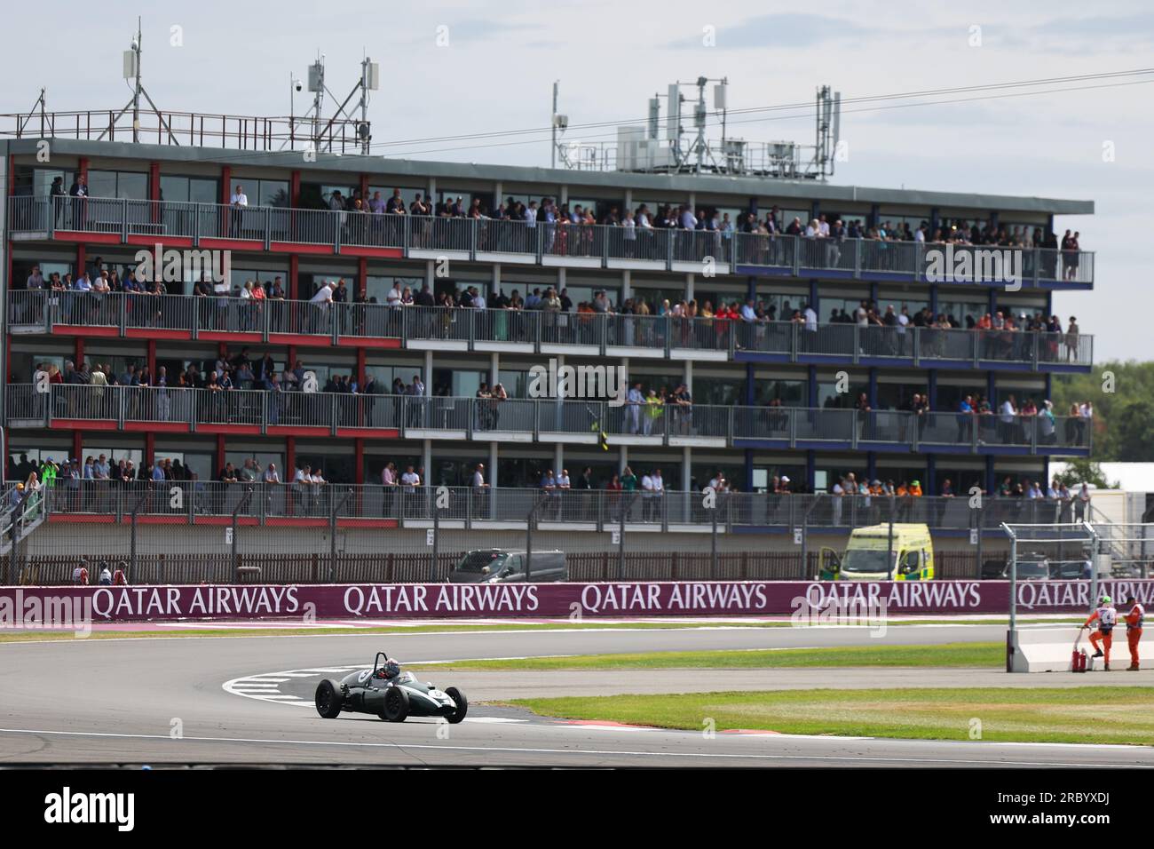 Ein Blick auf den Silverstone Circuit und den Hauptstand sowie ein historisches Auto während des FORMEL 1 ARAMCO BRITISH GRAND PRIX 2023 auf dem Silverstone Circuit, Stockfoto