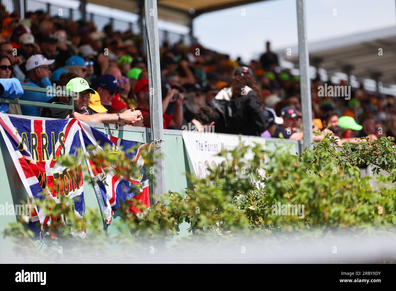 Grand-Prix-Fans sehen die Action und haben Lando Norris (GBR) vom McLaren F1 Team und George Russell (GBR) vom Mercedes-AMG Petronas F1 Team und Le Stockfoto