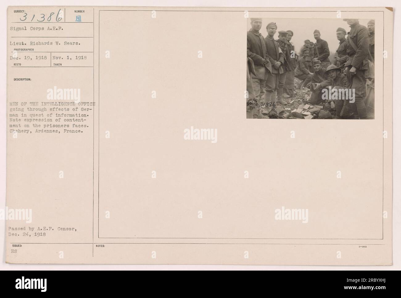 Amerikanisches Militär beim Geheimdienst, das die Sachen eines gefangenen deutschen Soldaten nach wertvollen Informationen sortiert. Das Foto zeigt die Gefangenen, die in Chehery, Ardennen, Frankreich aufgenommen wurden. Foto von Lieut. Richards W. Sears vom 1. November 1918. Genehmigt von A.E.P. Zensor, 24. Dezember 1918. Lichtbildausweis: 111-SC-31386. Stockfoto