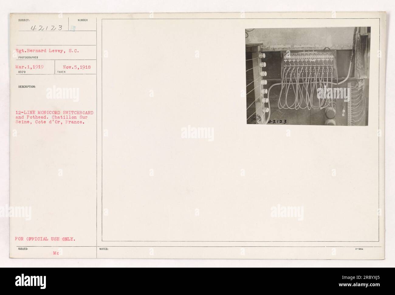 Sgt. Bernard Levey, S.C. betreibt eine 12-polige monokulare Kabelschalttafel und einen Pothead in Chatillon Sur seine, Cote d'Or, Frankreich. Dieses Foto wurde am 1. März 1919 aufgenommen und für offizielle Zwecke im Zusammenhang mit militärischen Aktivitäten während des Ersten Weltkriegs verwendet. Informationen für Fotografen: 5. November 1918." Stockfoto