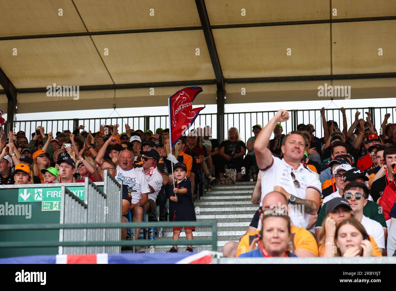 Lewis Hamilton (GBR) vom Mercedes-AMG Petronas F1 Team überholt einen Fahrer und andere Formel-1-Fans Stockfoto