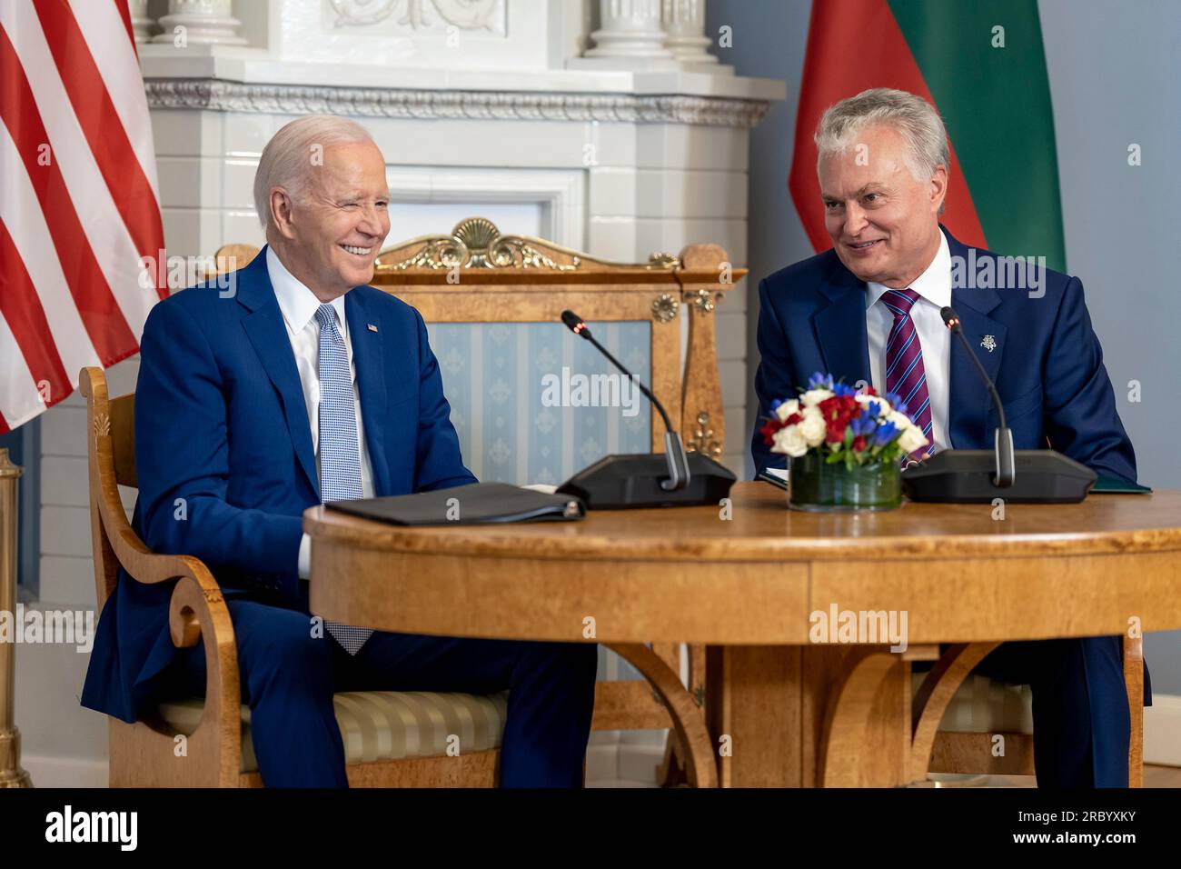 Vilnius, Litauen. 11. Juli 2023. US-Präsident Joe Biden, Left, während eines bilateralen Treffens, das vom litauischen Präsidenten Gitanas Nauseda, Right, im Präsidentenpalast am 11. Juli 2023 in Vilnius, Litauen, ausgerichtet wurde. Biden trifft sich vor Beginn des NATO-Gipfels mit Nauseda. Kredit: Adam Schultz/White House Photo/Alamy Live News Stockfoto