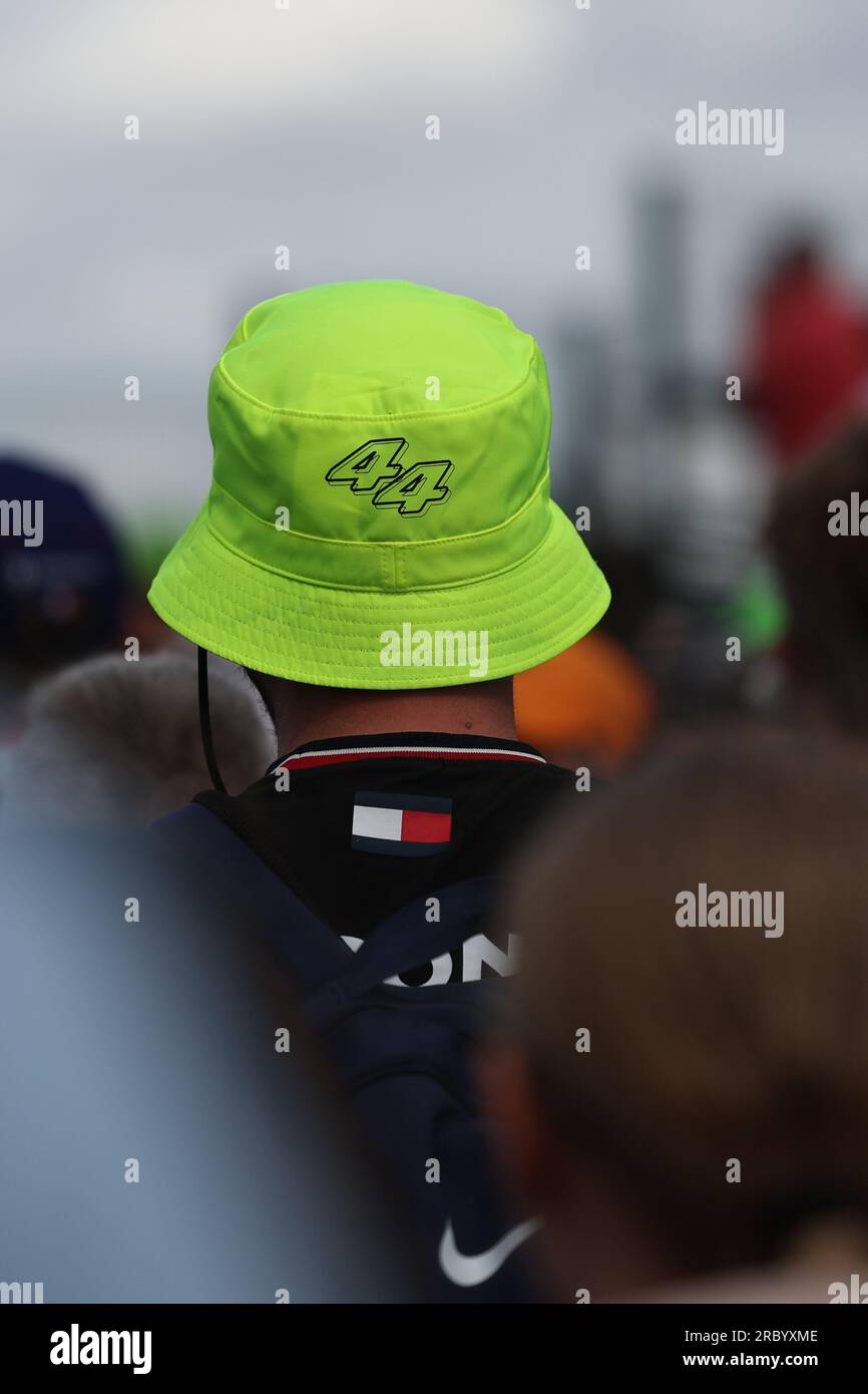 Ein Fan von Lando Norris (GBR) des McLaren F1 Teams war ein gelber Eimer mit der Nummer 44 während des FORMEL 1 ARAMCO BRITISH GRAND PRIX 2023 in Silverst Stockfoto