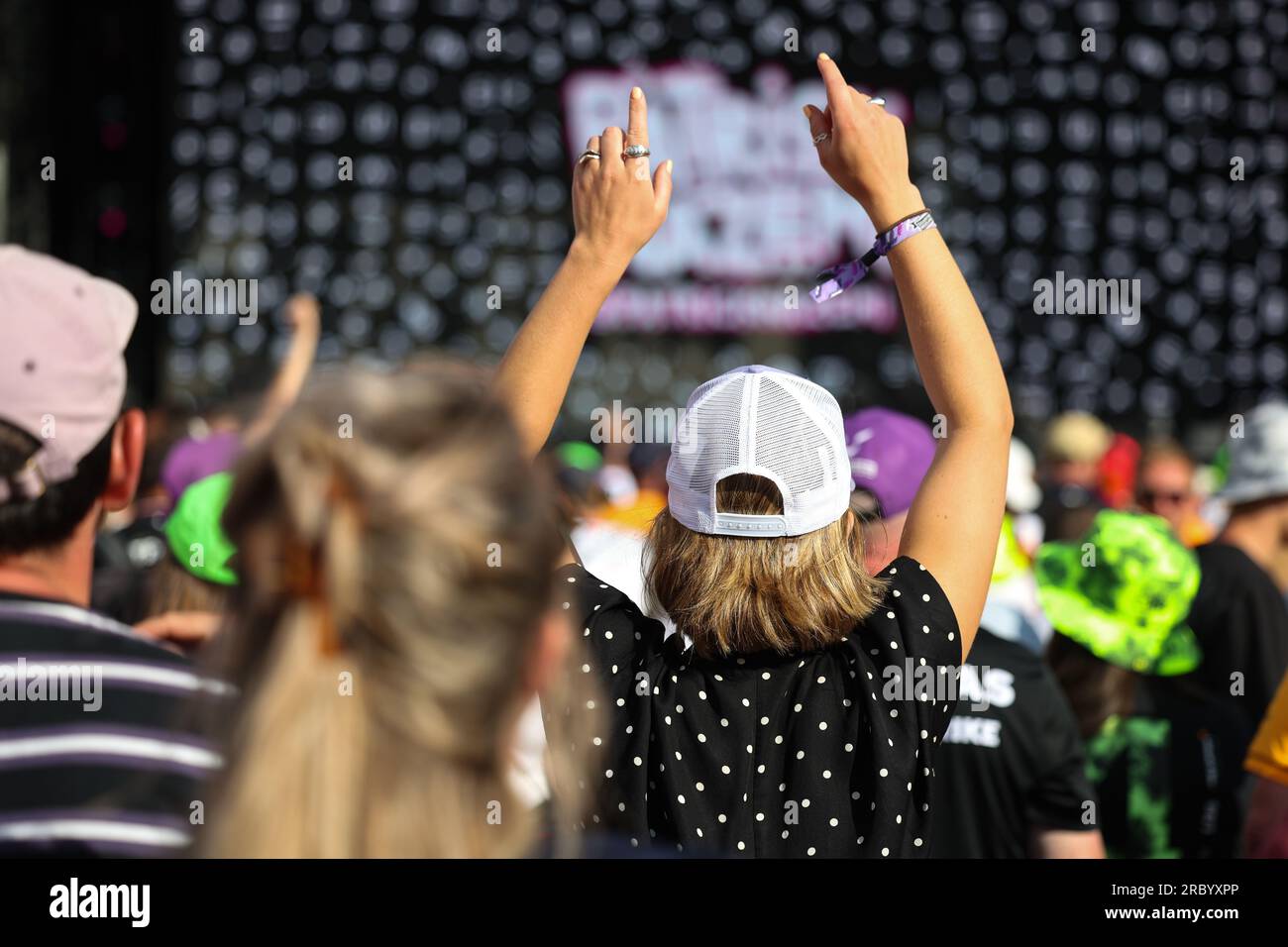 Ein Fan hält seine Hände in der Luft, während er ein Live-Konzert sieht, und Tom Grennan auf der Bühne während des FORMEL 1 ARAMCO BRITISH GRAND PRIX 2023 A. Stockfoto