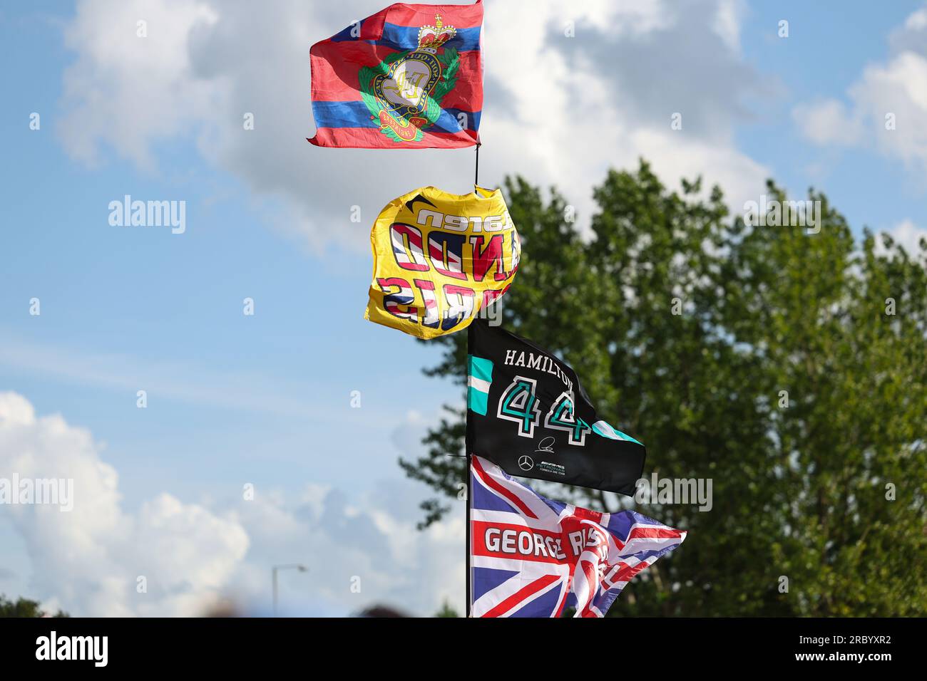 Eine Flagge mit den Flaggen von Lewis Hamilton (GBR) der Mercedes-AMG Petronas F1 Team-Flagge und George Russell (GBR) der Mercedes-AMG Petronas F1 Team-Flagge Stockfoto