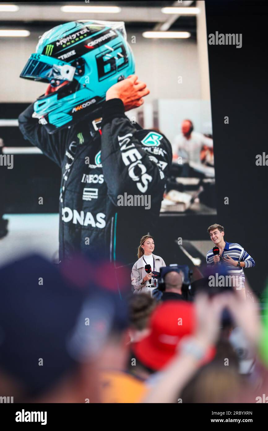 George Russell (GBR) vom Mercedes-AMG Petronas F1 Team gibt nach dem Grand-prix-Rennen ein Interview live auf der Bühne mit einem Hintergrundinfos in einem Racin Stockfoto