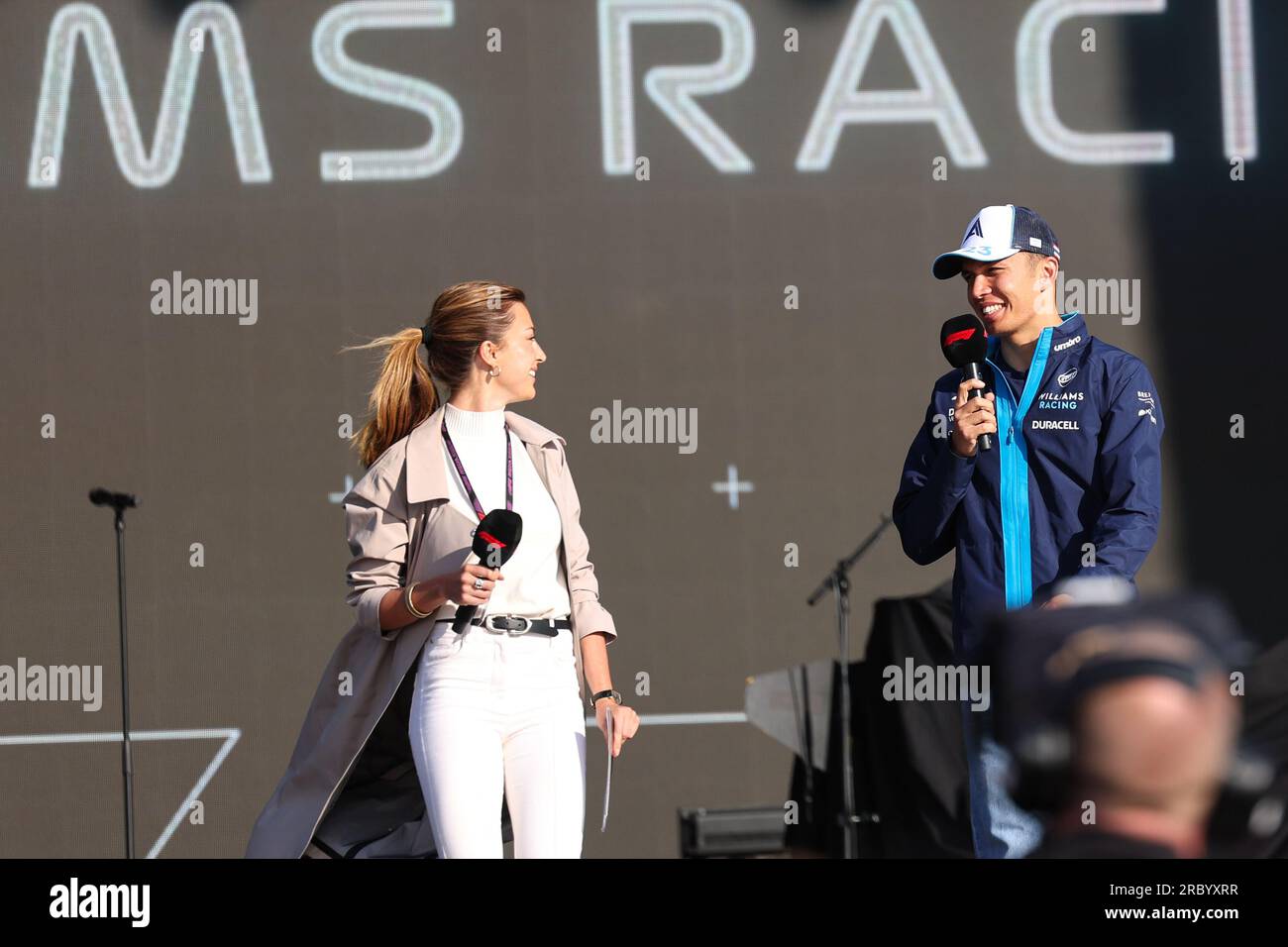 Alexander Albon (THA) vom Williams Rennteam wird nach dem Finalrennen während DES FORMEL 1 ARAMCO BRITISH GRAND PRIX 20 live auf der Bühne interviewt Stockfoto