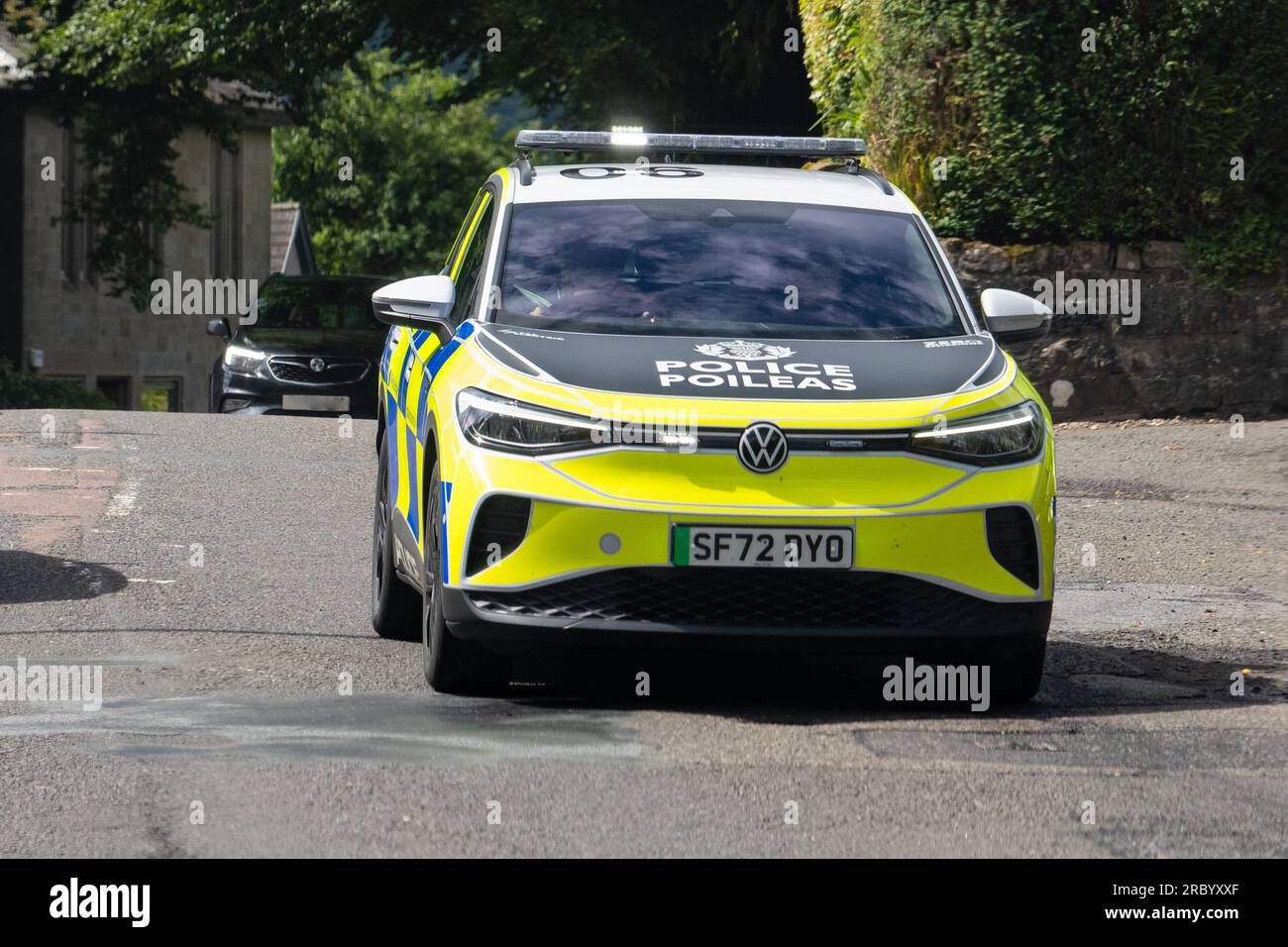 Polizei Schottland Elektroauto reagiert auf einen Notfall Fahren durch Strathblane, Stirling, Schottland, Großbritannien Stockfoto