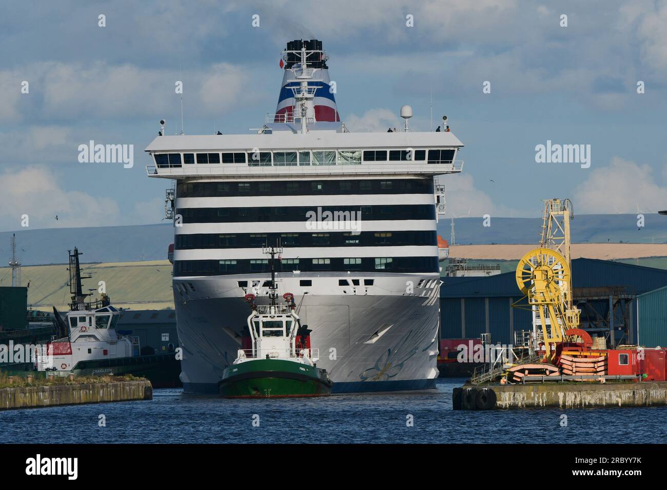 Edinburgh Scotland, Vereinigtes Königreich, 11. Juli 2023. Schleppboote führen MS Victoria aus den Leith Docks. Die Fähre hat ukrainische Flüchtlinge vorübergehend untergebracht. Live-Nachrichten von sst/alamy Stockfoto