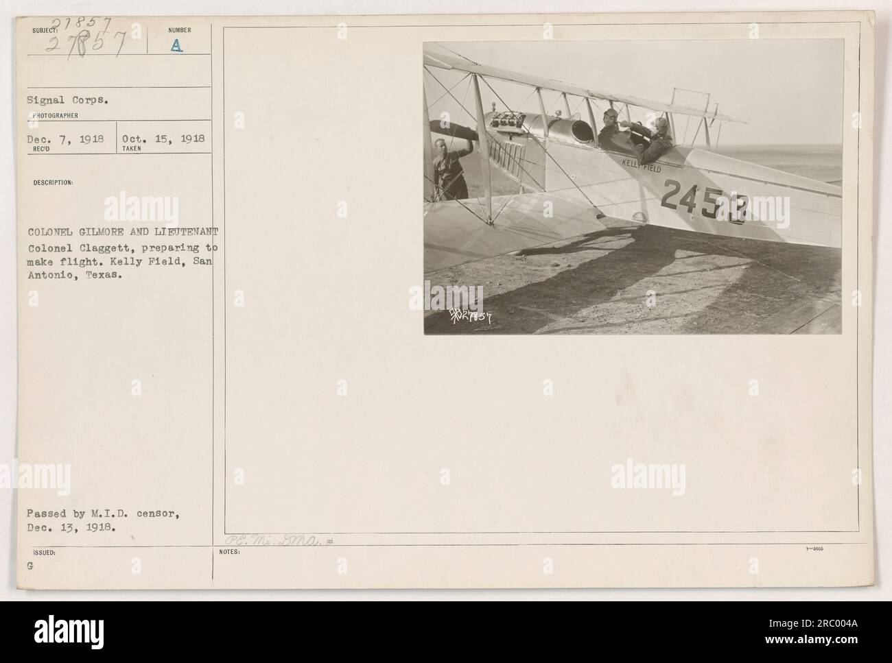 Oberst Gilmore und Oberstleutnant Claggett bereiten sich auf einen Flug in Kelly Field, San Antonio, Texas vor. Dieses Foto wurde am 15. Oktober 1918 von einem Fotografen des Signalkorps aufgenommen. Es wurde am 13. Dezember 1918 vom Zensor der Abteilung militärischer Nachrichtendienst verabschiedet. [Foto-ID: 111-SC-27857] Stockfoto