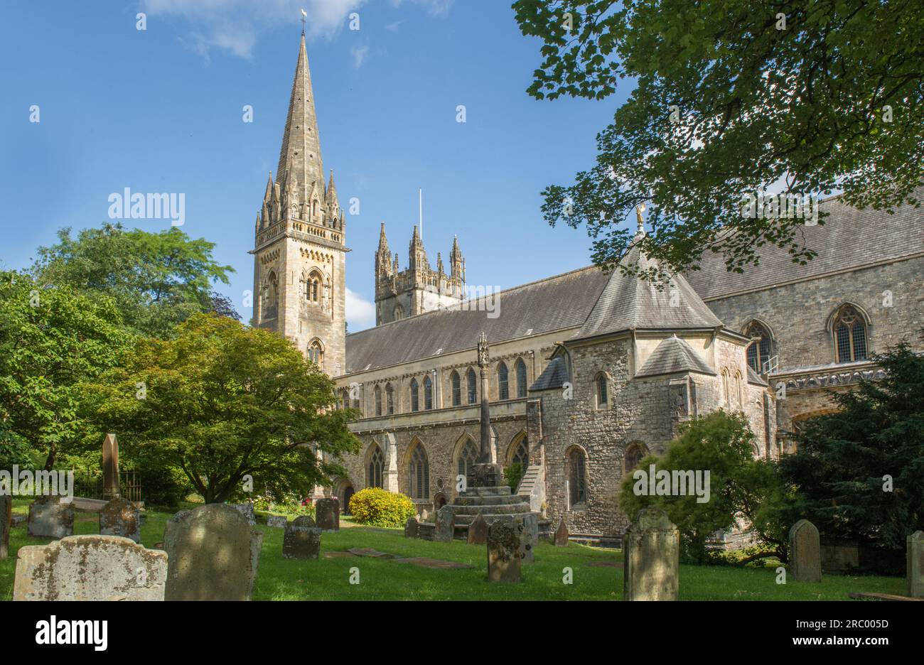 Blick auf die Kathedrale von Llandaff im Dorf Llandaff in Cardiff an einem hellen, sonnigen Tag, an dem der Turm und der Turm im Sonnenschein im Juni zu sehen sind Stockfoto