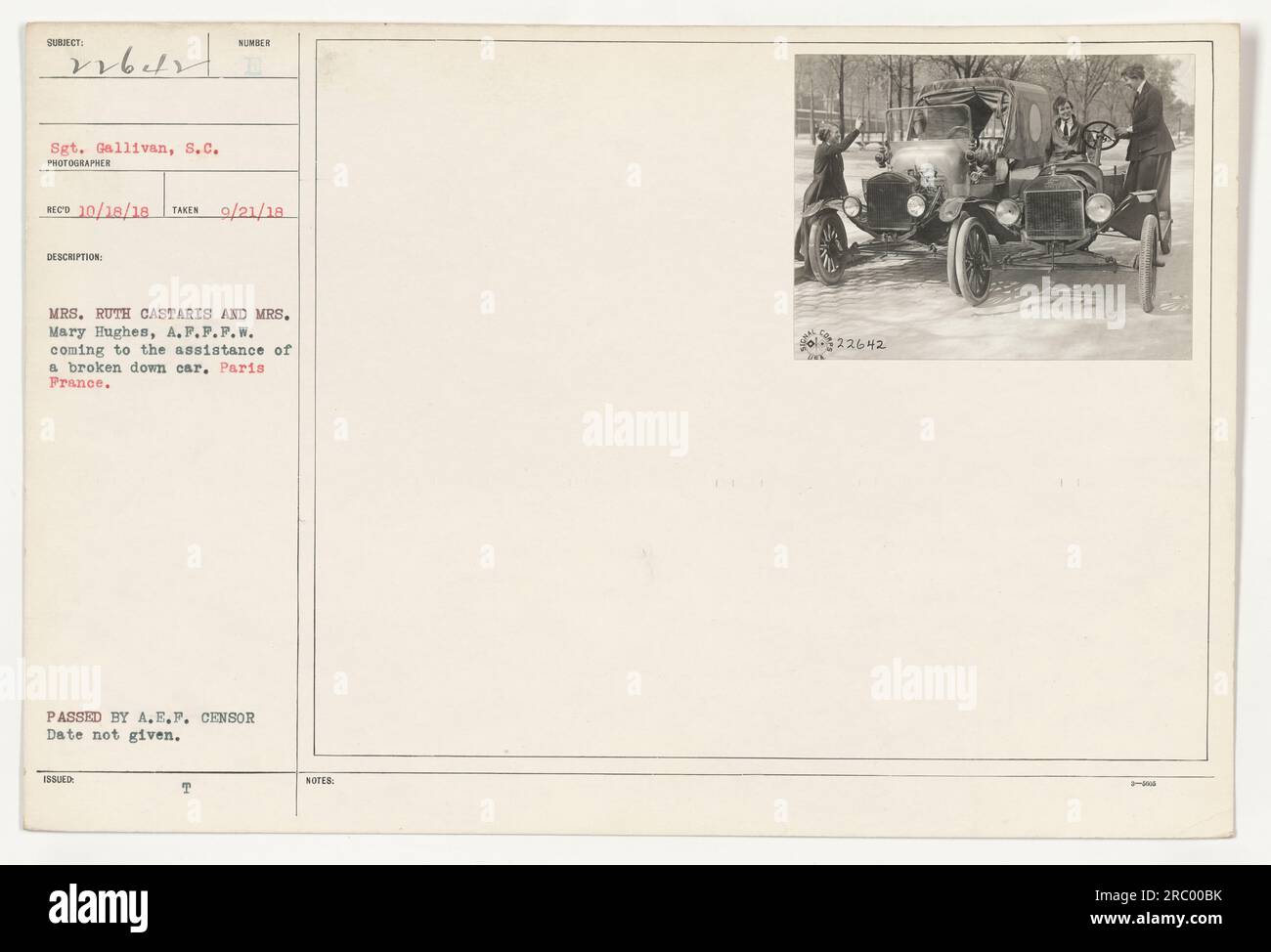 Zwei Frauen, identifiziert als Mrs. Ruth Castaris und Mrs. Mary Hughes, Mitglieder der A.F.P.F.P.U., können gesehen werden, wie sie einem Pannenwagen in Paris, Frankreich, assistieren. Das Datum des Fotos ist nicht angegeben, wurde jedoch am 21. September 1918 aufgenommen und am 18. Oktober 1918 erhalten. Es wurde vom A.E.P. Zensor verabschiedet. Stockfoto