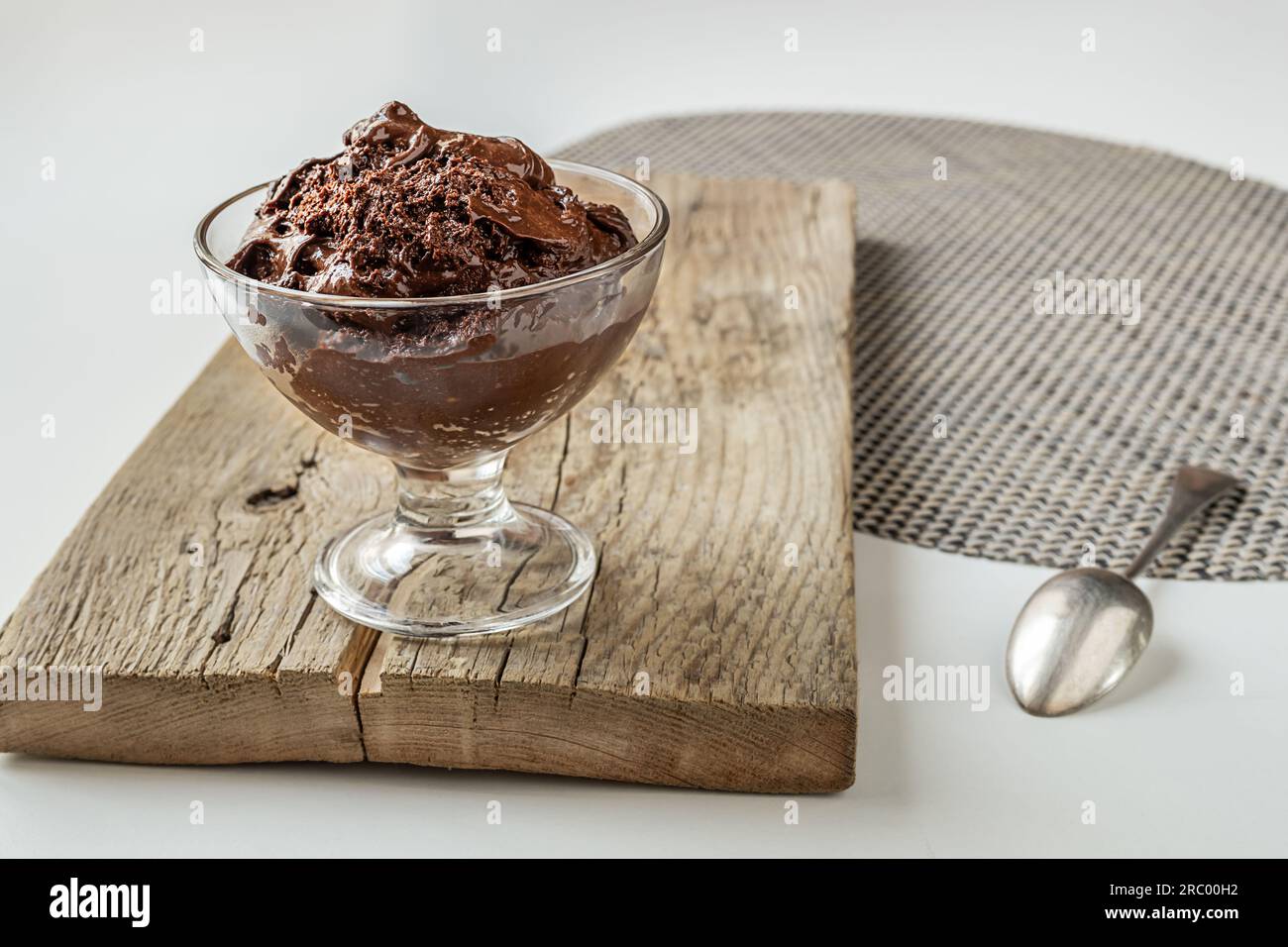Schokoladenmousse: Traditionelles französisches Dessert in einer transparenten Schüssel auf einem weißen Tisch Stockfoto