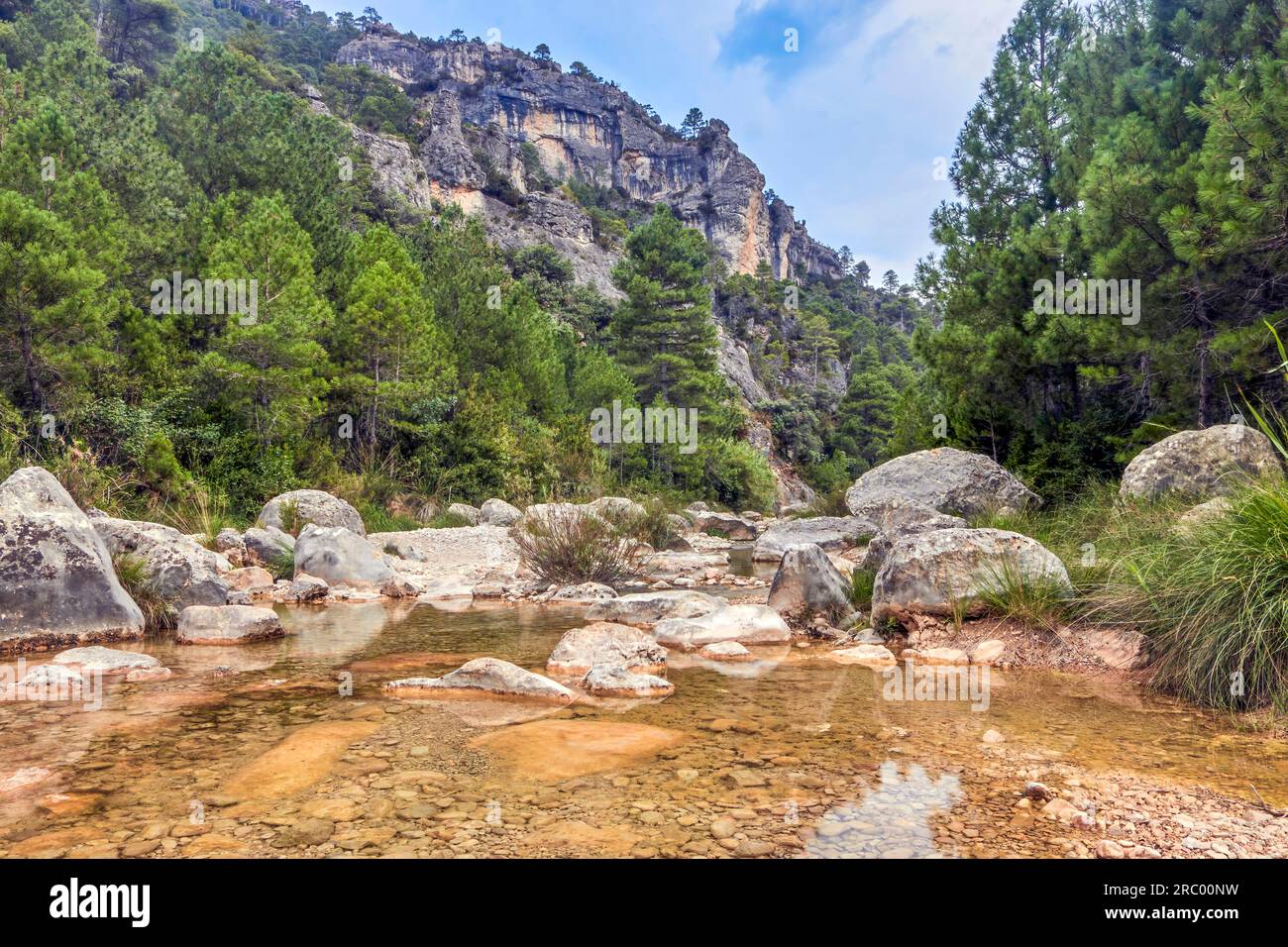 La Pesquera Naturgebiet mit dem UllDemo Fluss in seinem Pfad. In Beceite, Region Matarraña, Teruel, Aragon, Spanien Stockfoto