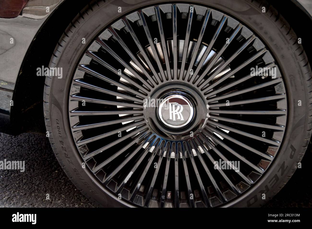 London, England, Großbritannien - 28. Juni 2023: Nahaufnahme des Rolls Royce Symbols auf der Radnabe eines der Luxusautos des Unternehmens. Stockfoto