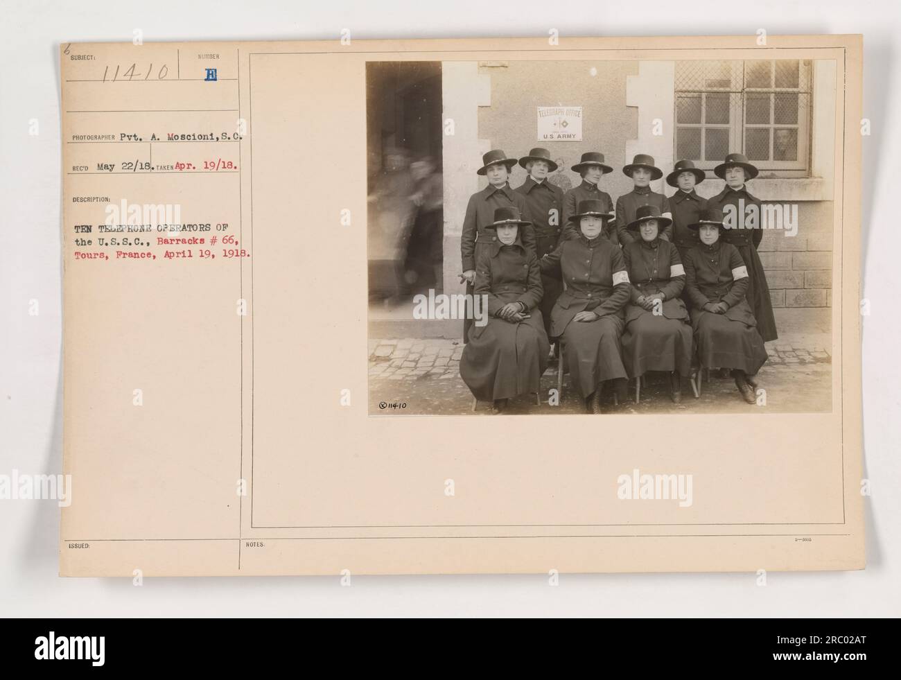 Dieses Foto zeigt zehn Telefonisten aus der US-amerikanischen Krankenstation, stationiert in Baracke Nr. 66 in Tours, Frankreich. Das Foto wurde am 19. April 1918 aufgenommen. Der Fotograf war Gefreiter A. Moscioni, S.C. Das Bild ging am 22. Mai 1918 ein. Die angegebene Beschreibung identifiziert die Subjects und den Speicherort. In den Notizen steht die Anwesenheit eines Telegrafenbüros der US-Armee. Stockfoto