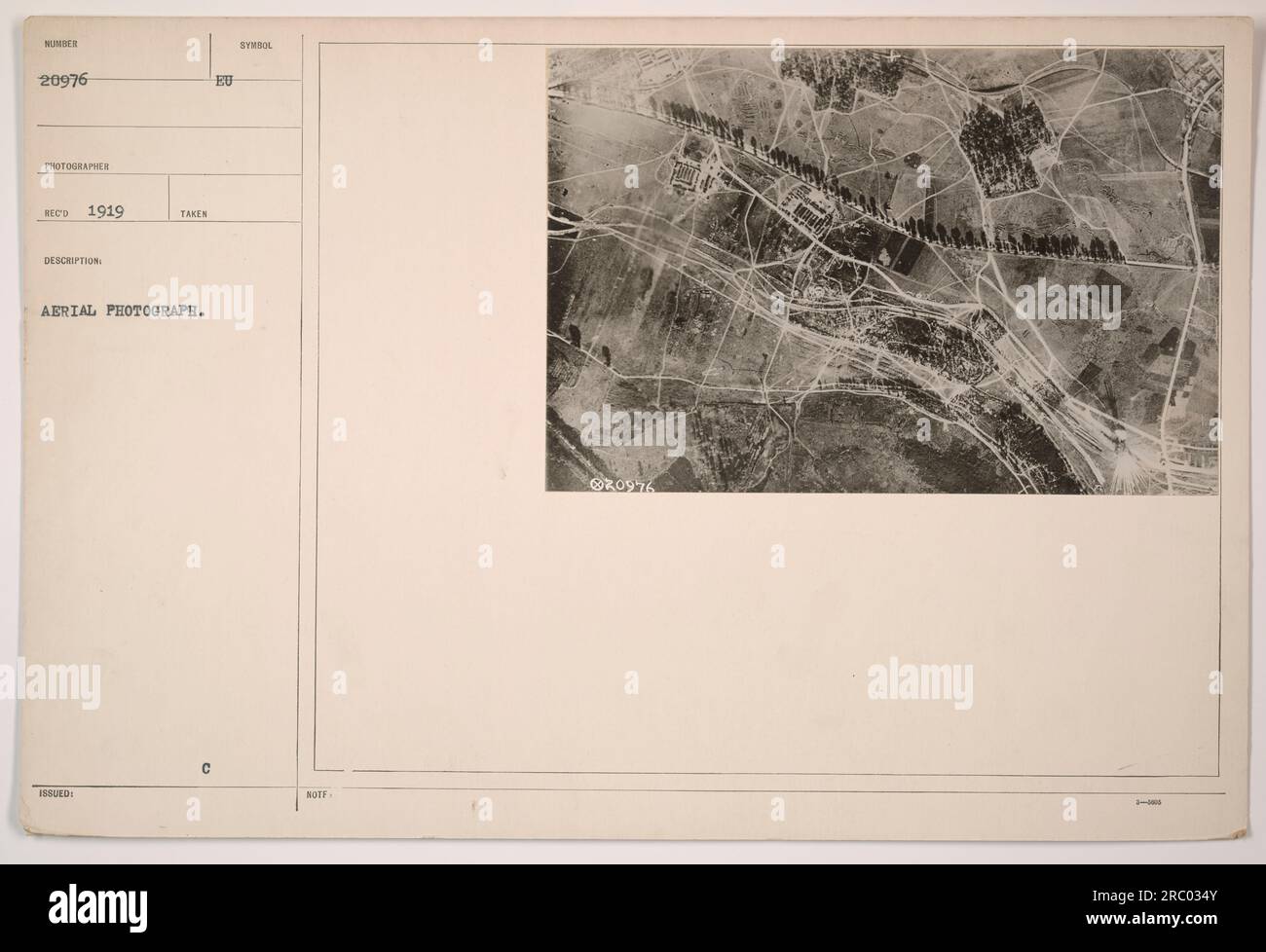 Dieses Luftfoto, das der Fotograf Sunber im Jahr 1919 aufgenommen hat, zeigt einen klaren Blick auf die Landschaft. Das Bild ist Teil der Fotografien der Sammlung amerikanischer Militäraktivitäten aus dem Ersten Weltkrieg. Es wurde mit dem Code 111-SC-20976 gekennzeichnet und trägt das offizielle EU-Zeichen der Notifizierung 20976. Stockfoto