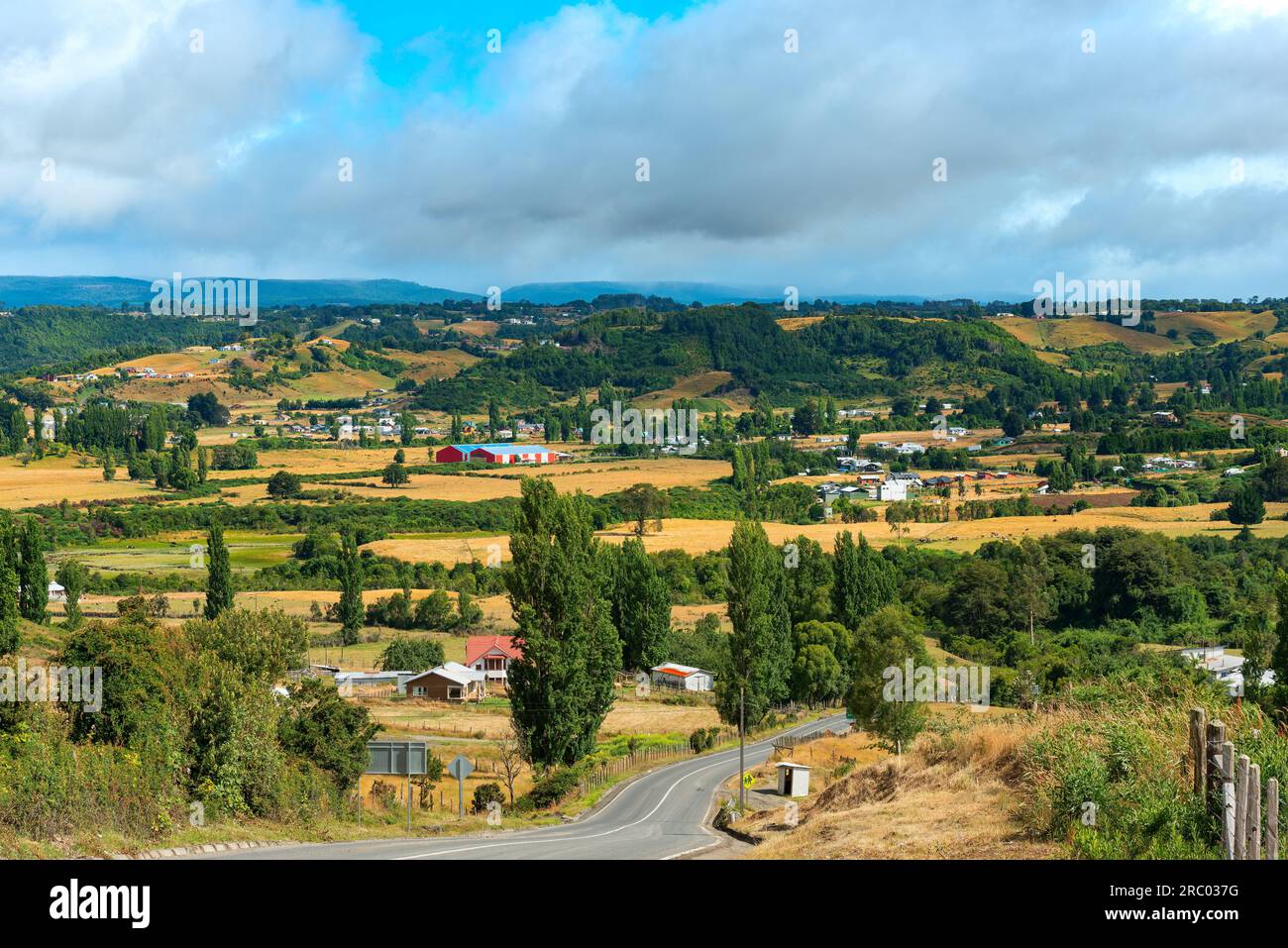 Häuser auf den Wiesen von Chiloe Island im Lake District, Chile Stockfoto