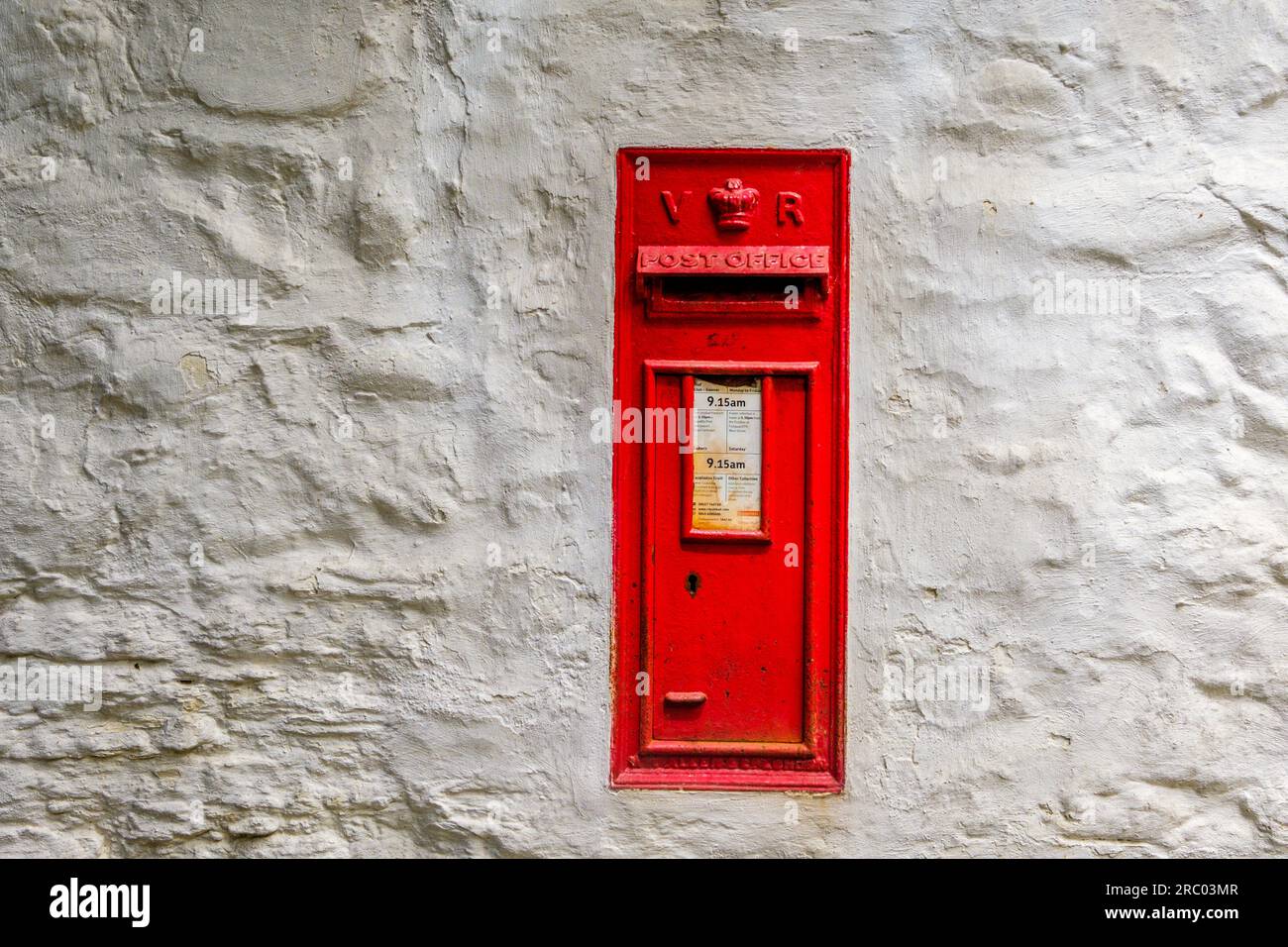 Ländliches viktorianisches Postfach von Royal Mail in einer Landhausmauer, West-Wales Stockfoto