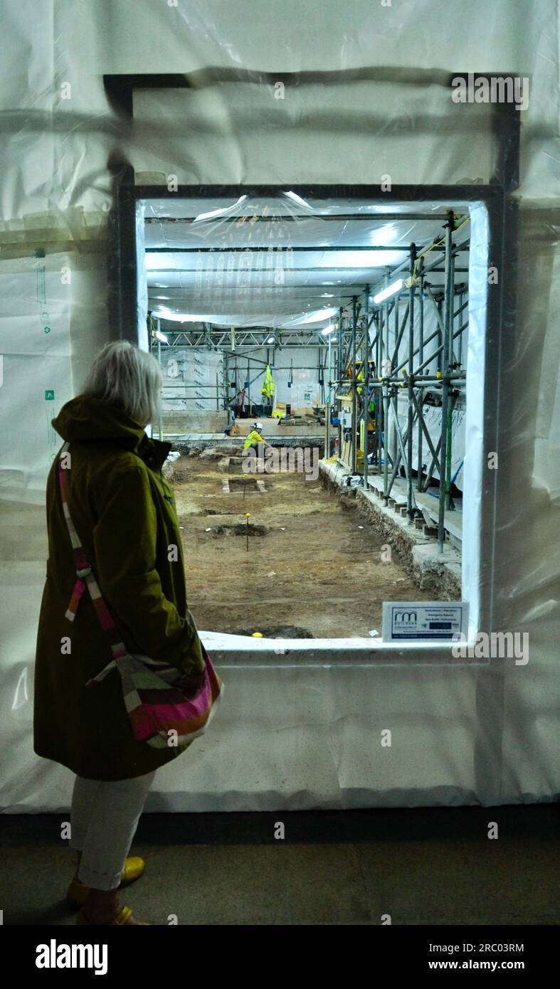 Suzan Vagoose - abgeschirmter Bereich der Kathedrale von Exeter für die Installation einer Fußbodenheizung. Stockfoto