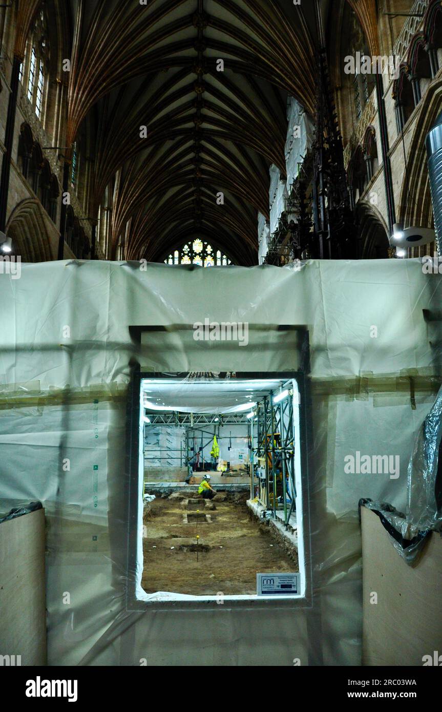 Suzan Vagoose - abgeschirmter Bereich der Kathedrale von Exeter für die Installation einer Fußbodenheizung. Stockfoto
