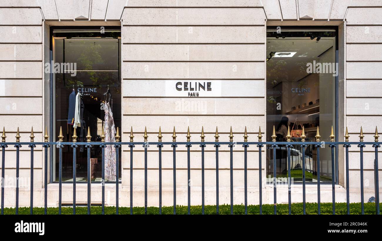 Außenansicht eines Celine-Geschäfts im Champs-Elysees-Viertel von Paris, Frankreich. Céline ist eine französische Bekleidungsmarke von LVMH Stockfoto